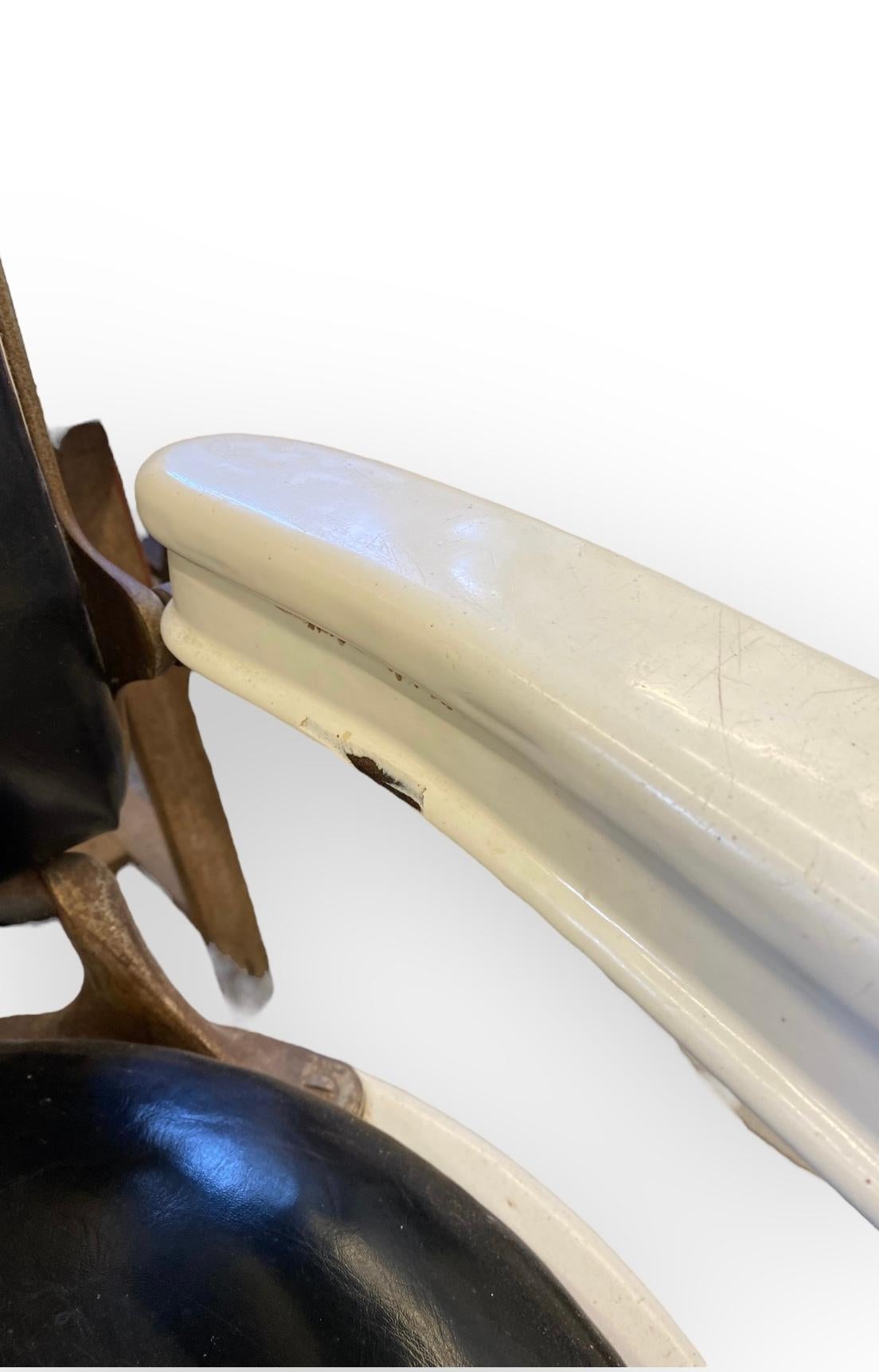 Ère de la machine Paire d'anciens fauteuils de barbier inclinables en porcelaine de Chicago de Koch  en vente