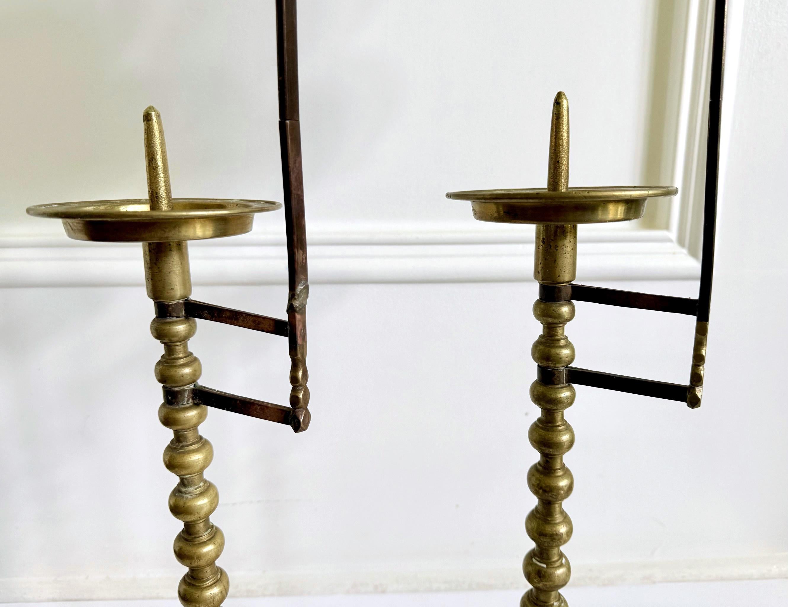 Paire de chandeliers coréens anciens en laiton avec boucliers réflecteurs en vente 3