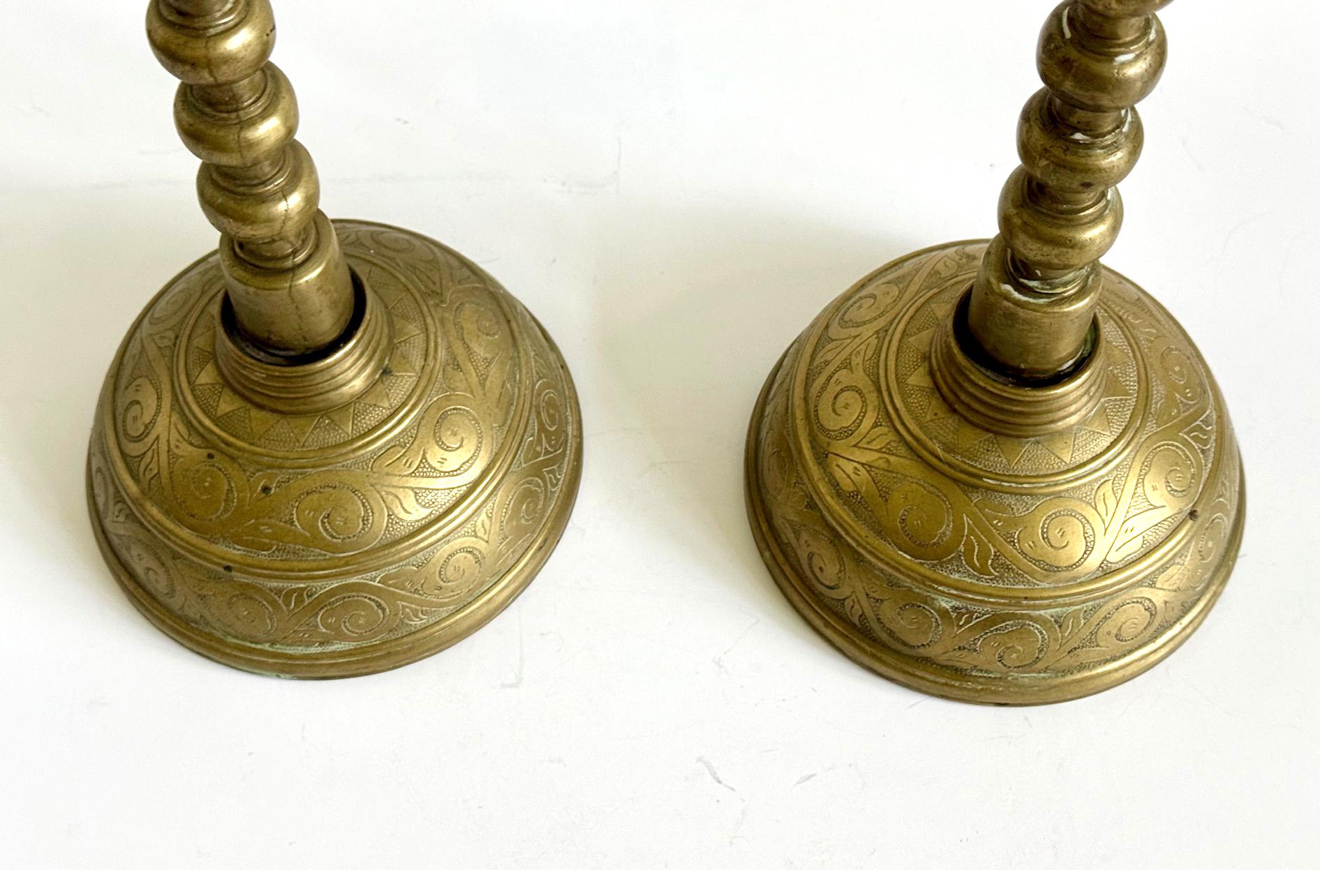 Paire de chandeliers coréens anciens en laiton avec boucliers réflecteurs en vente 4