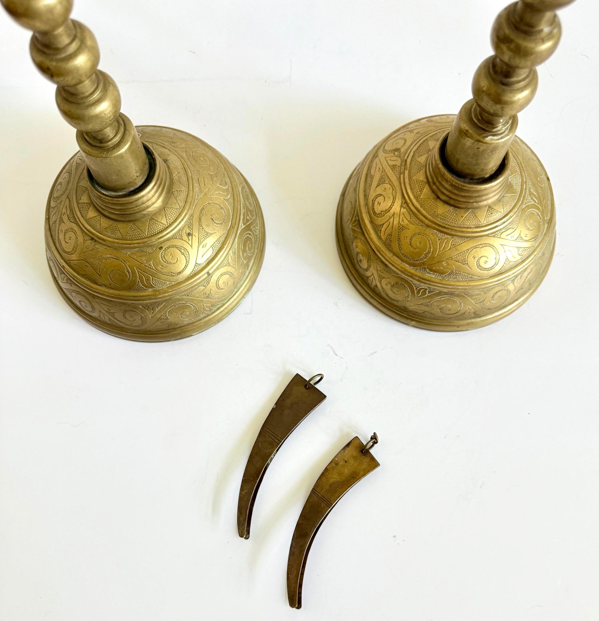 Paire de chandeliers coréens anciens en laiton avec boucliers réflecteurs en vente 6