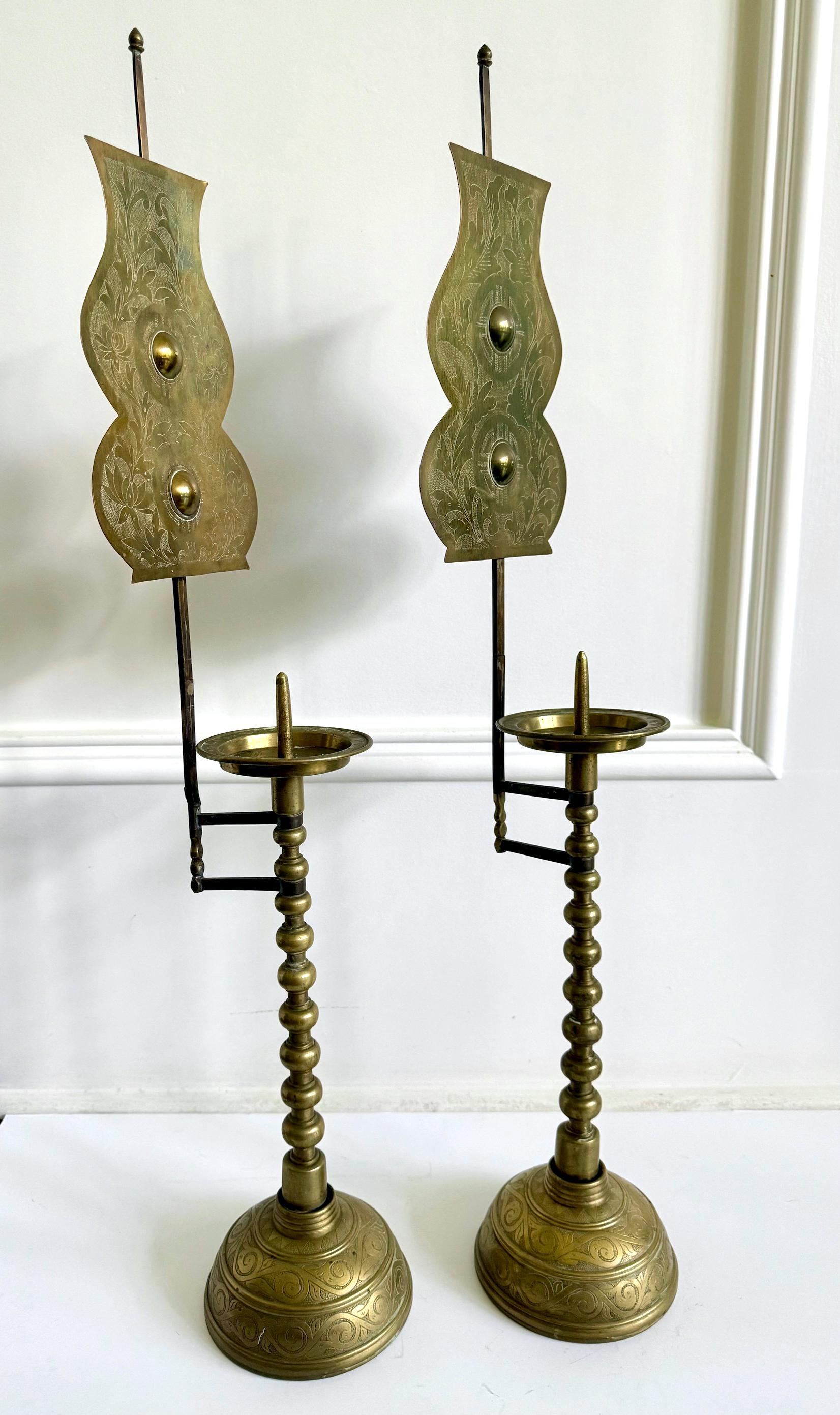 Paire de grands chandeliers en laiton massif provenant de Corée vers les années 1900 (fin de la dynastie Joseon à la période de l'Empire coréen). Le chandelier se compose de trois parties : un grand bouclier réflecteur façonné, un plateau pour la