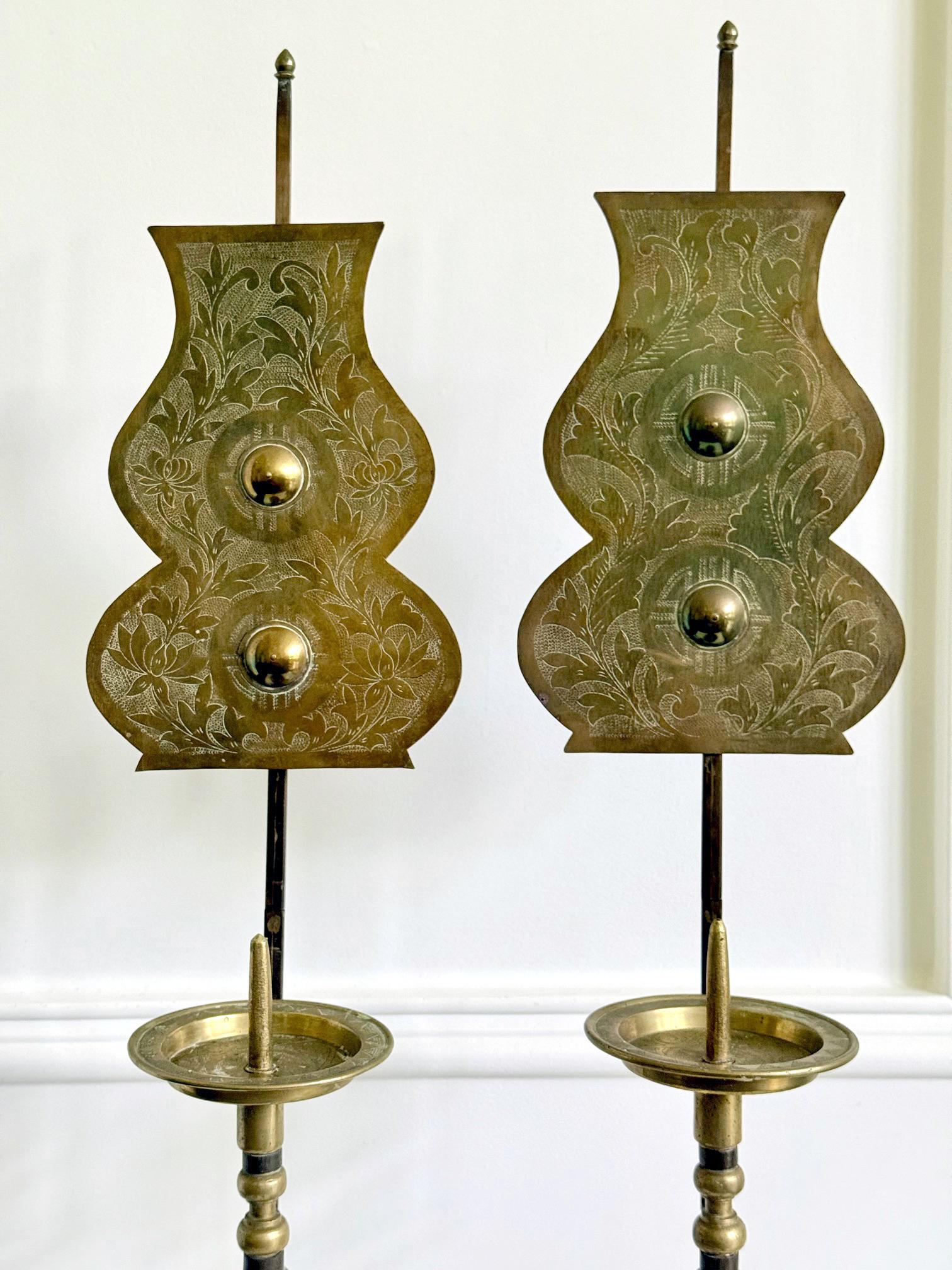 Coréen Paire de chandeliers coréens anciens en laiton avec boucliers réflecteurs en vente