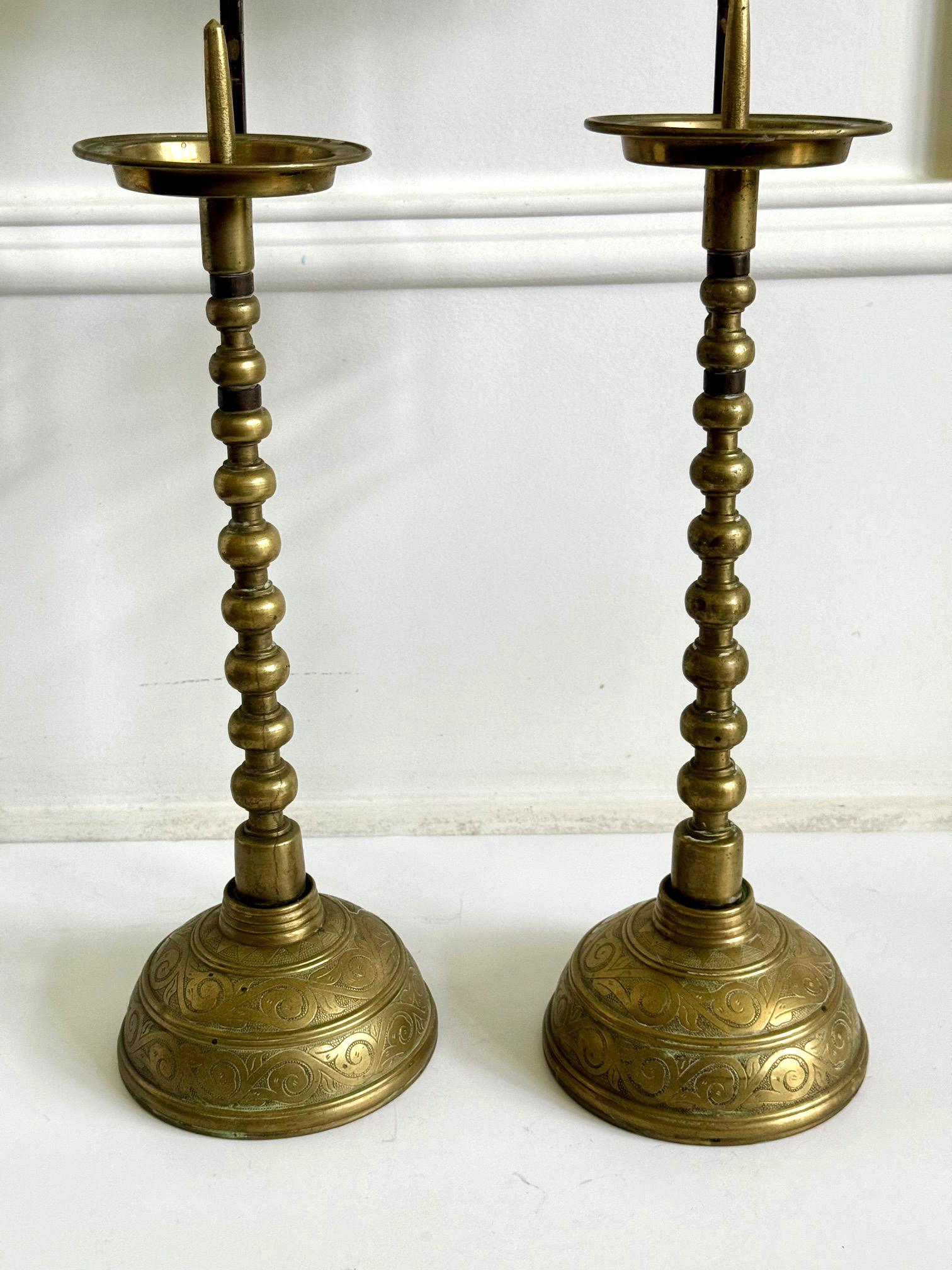 Paire de chandeliers coréens anciens en laiton avec boucliers réflecteurs Bon état - En vente à Atlanta, GA