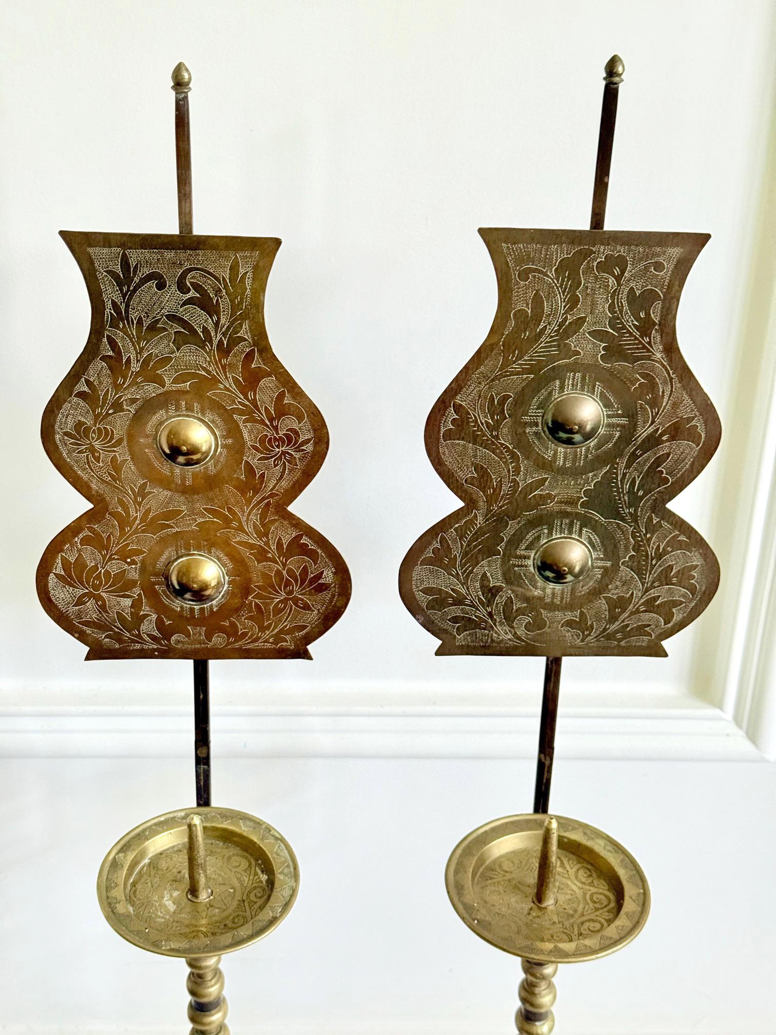 20ième siècle Paire de chandeliers coréens anciens en laiton avec boucliers réflecteurs en vente