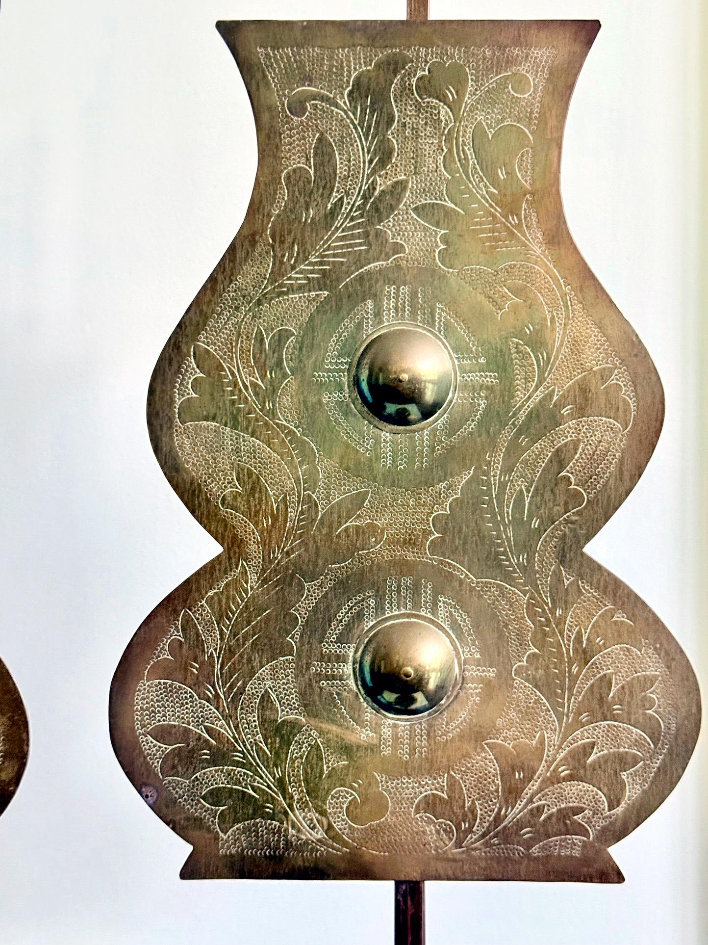 Paire de chandeliers coréens anciens en laiton avec boucliers réflecteurs en vente 1