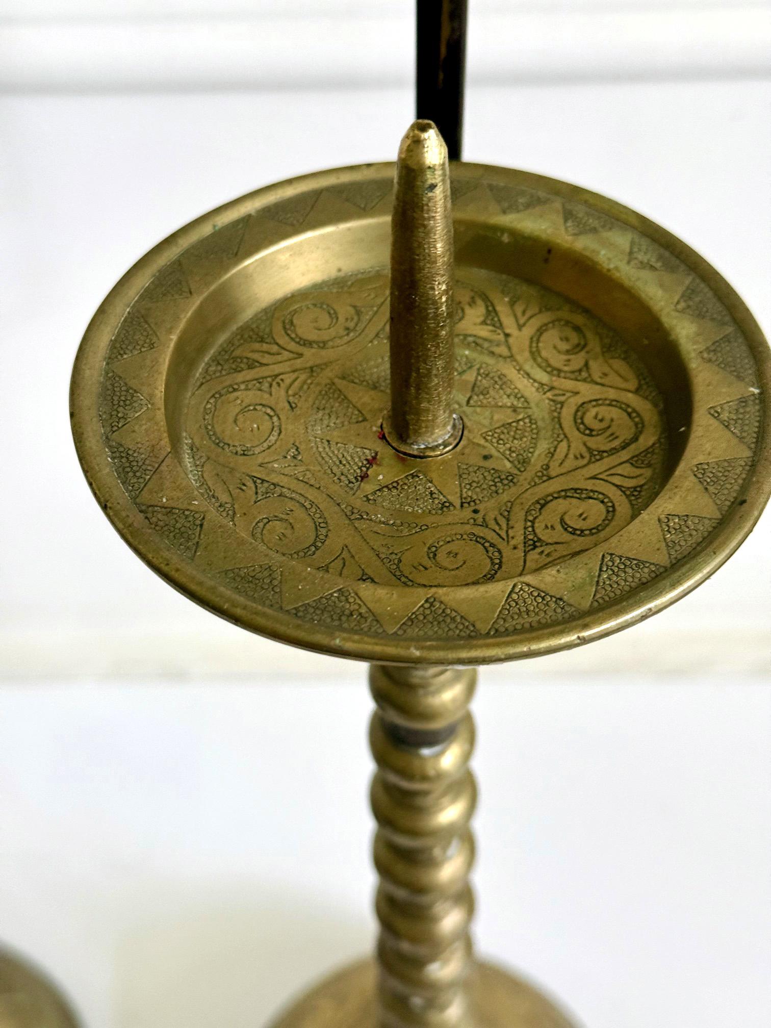Paire de chandeliers coréens anciens en laiton avec boucliers réflecteurs en vente 2
