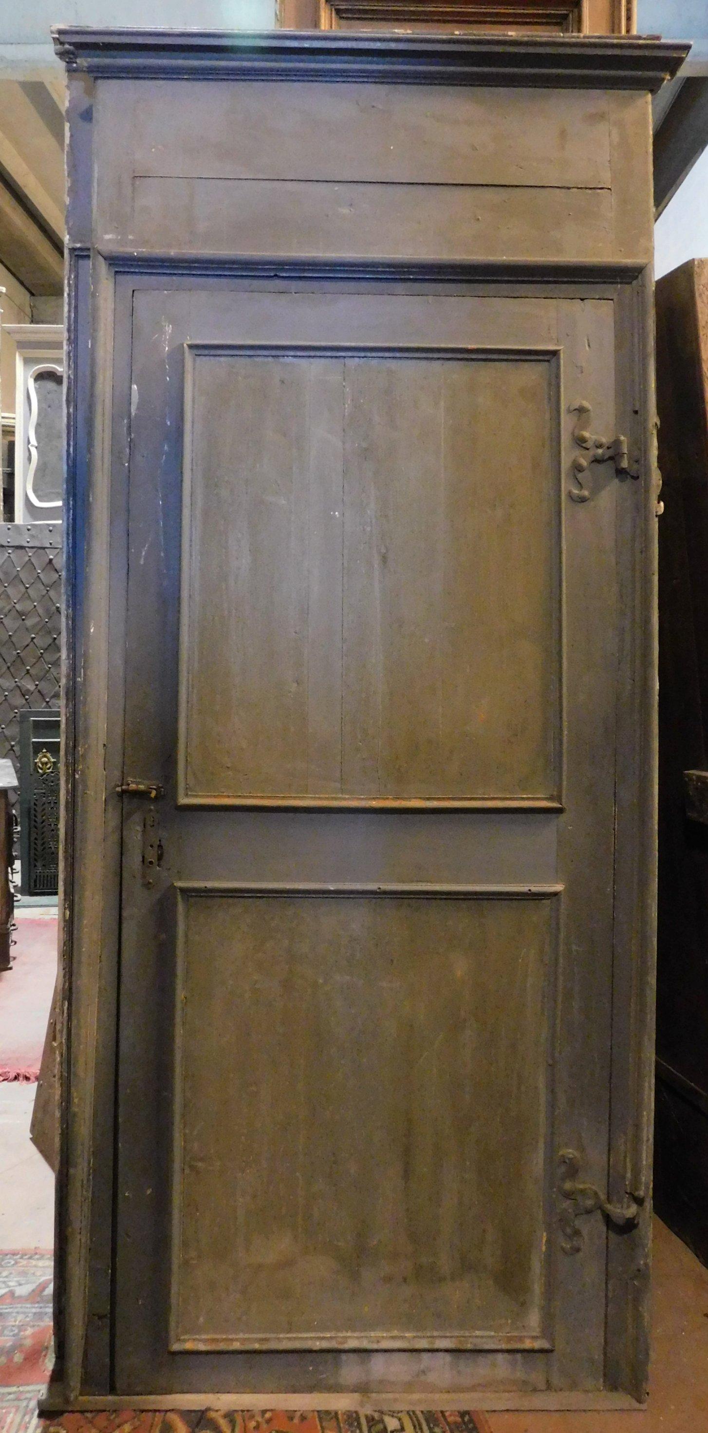 Pair of antique doors lacquered with patinated blue and grey colors, complete with original high frame, hand-built in the middle of the 18th century for a noble palace in northern Italy (Piedmont).
Different sizes, for this reason they can be sold