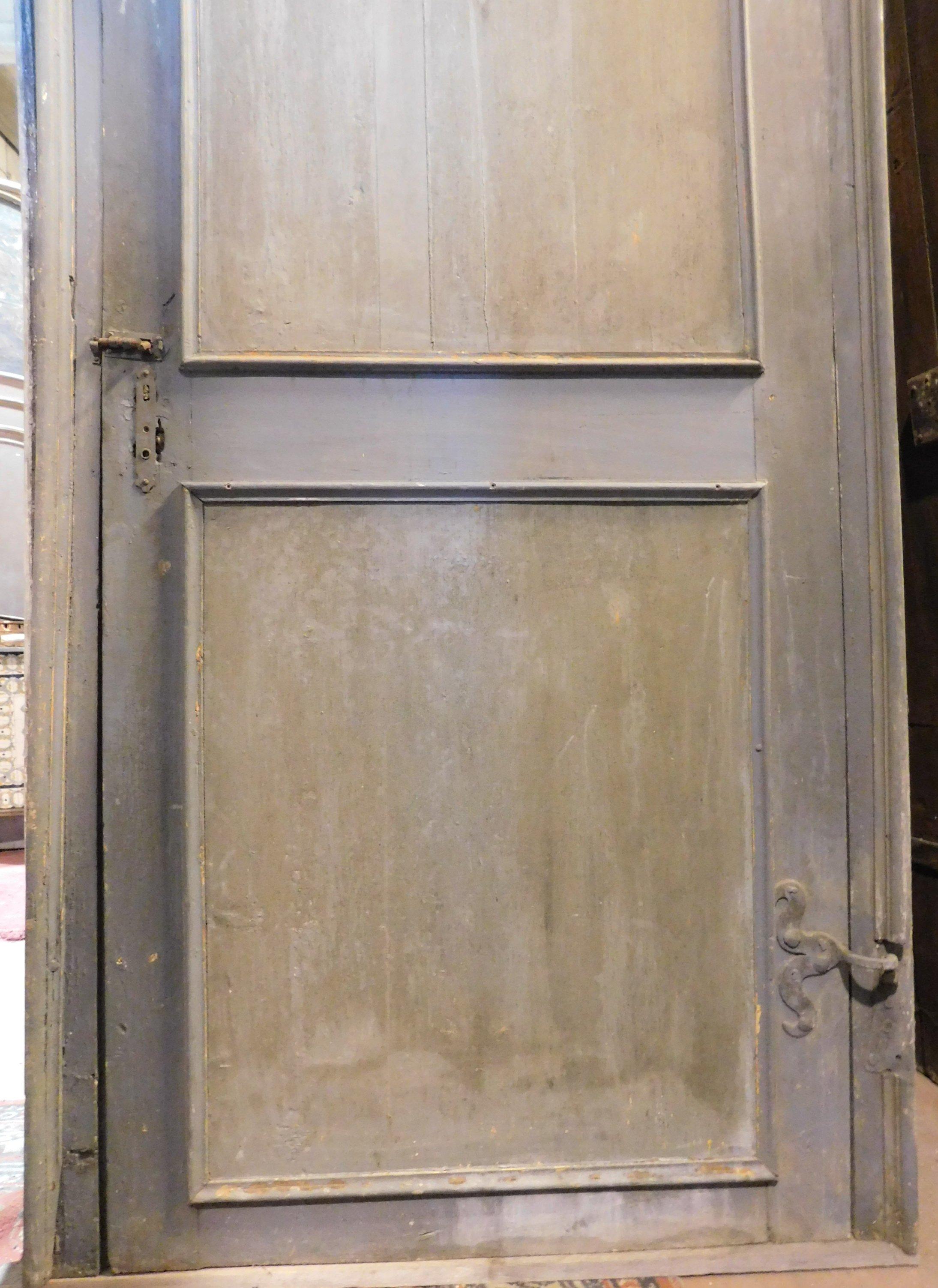 Pair of Antique Lacquered Doors Complete with Frame, 18th Century, Italy In Good Condition For Sale In Cuneo, Italy (CN)
