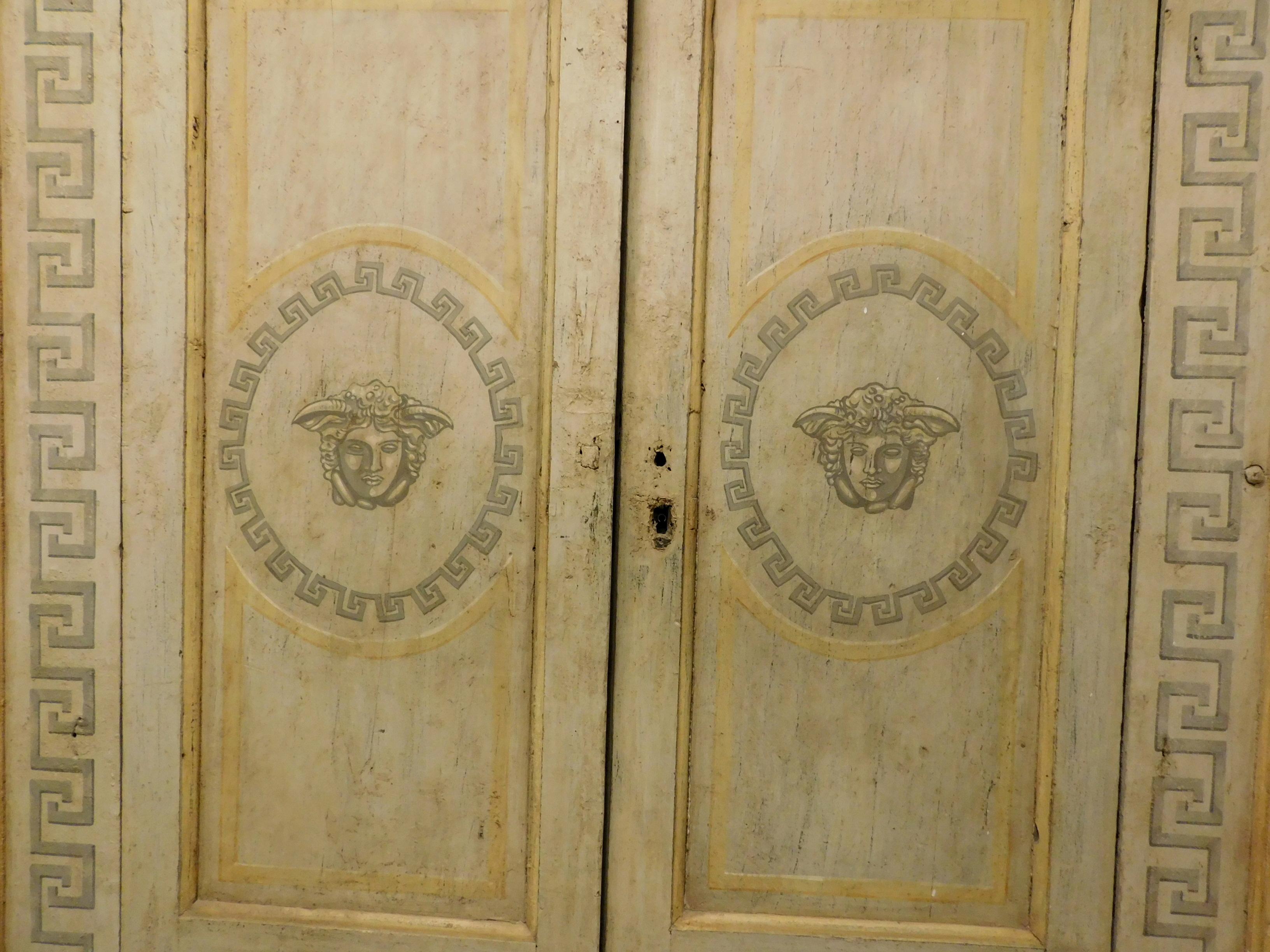 Pair of Antique Lacquered Double Doors with Frame, Medusa, 18th Century Italy In Good Condition For Sale In Cuneo, Italy (CN)
