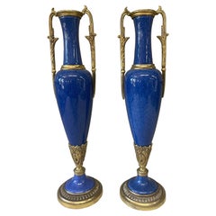 Paire de garnitures anciennes en porcelaine bleu lapis de Sèvres (France)