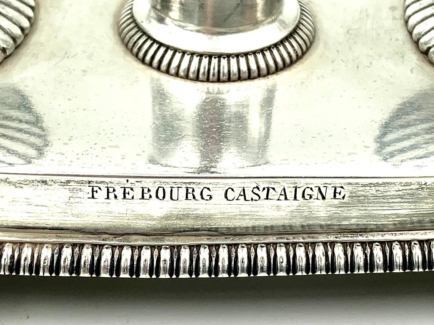 Fine pair of French solid .950 silver master salt cellars of noble heritage, Frebourg Castaigne.
Quite large, may be used to serve caviar.

Of generous and elegant proportions, the central pillar with a stylized ball wreath, set on an oval base