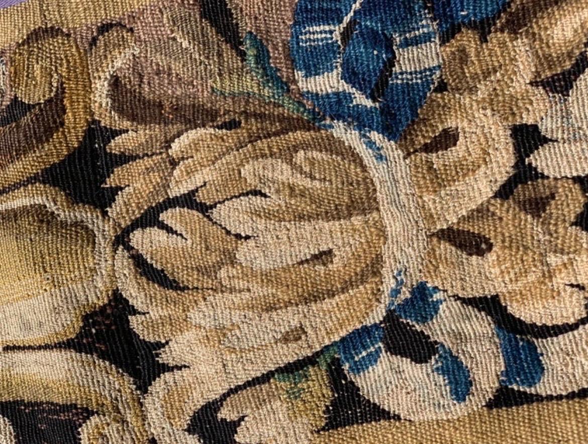 Chiamati portière, questi antichi arazzi da parete sono stati tessuti a mano ad Aubusson, in Francia, alla fine del XVII secolo (circa 1680). Entrambi presentano decorazioni floreali e di fogliame in una palette di colori beige. Gli arazzi Portière