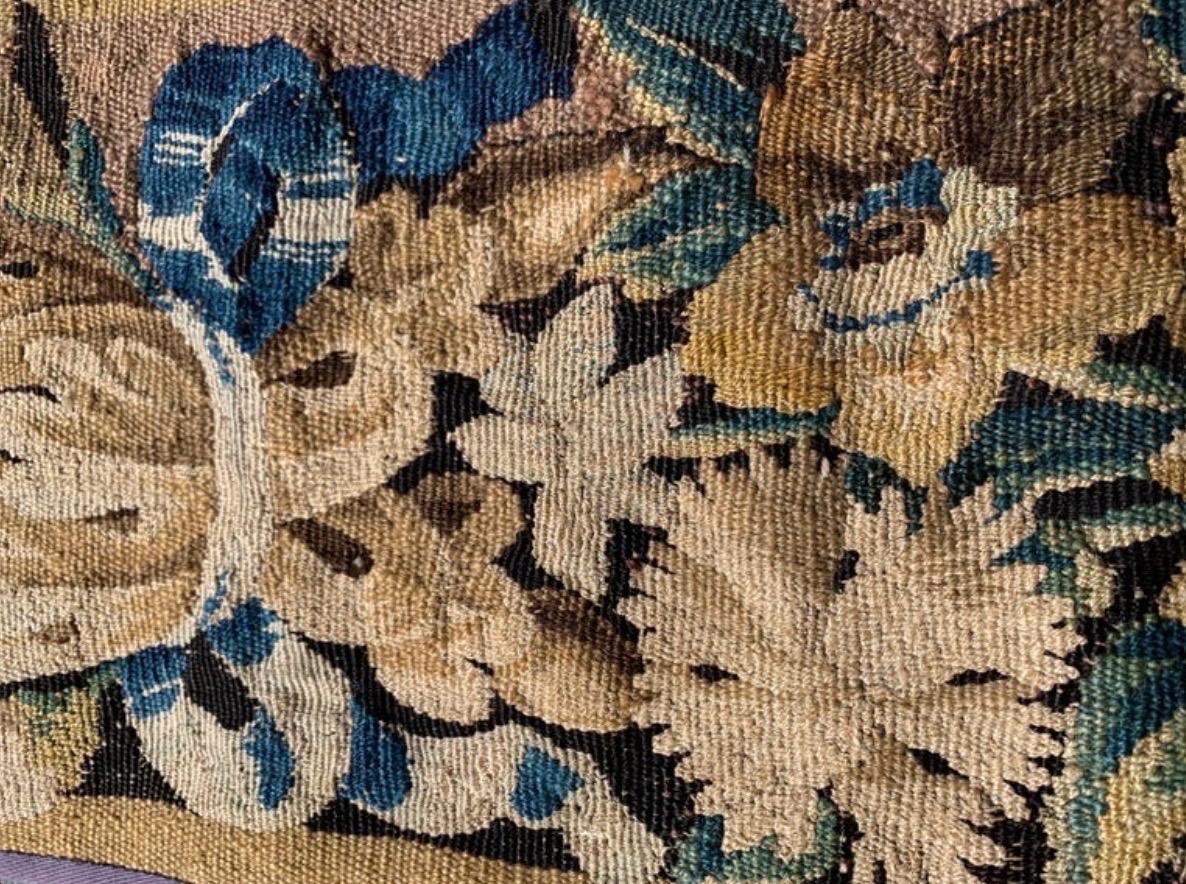 Francese Coppia di pannelli di frontiera per arazzo Aubusson francese della fine del XVII secolo in vendita