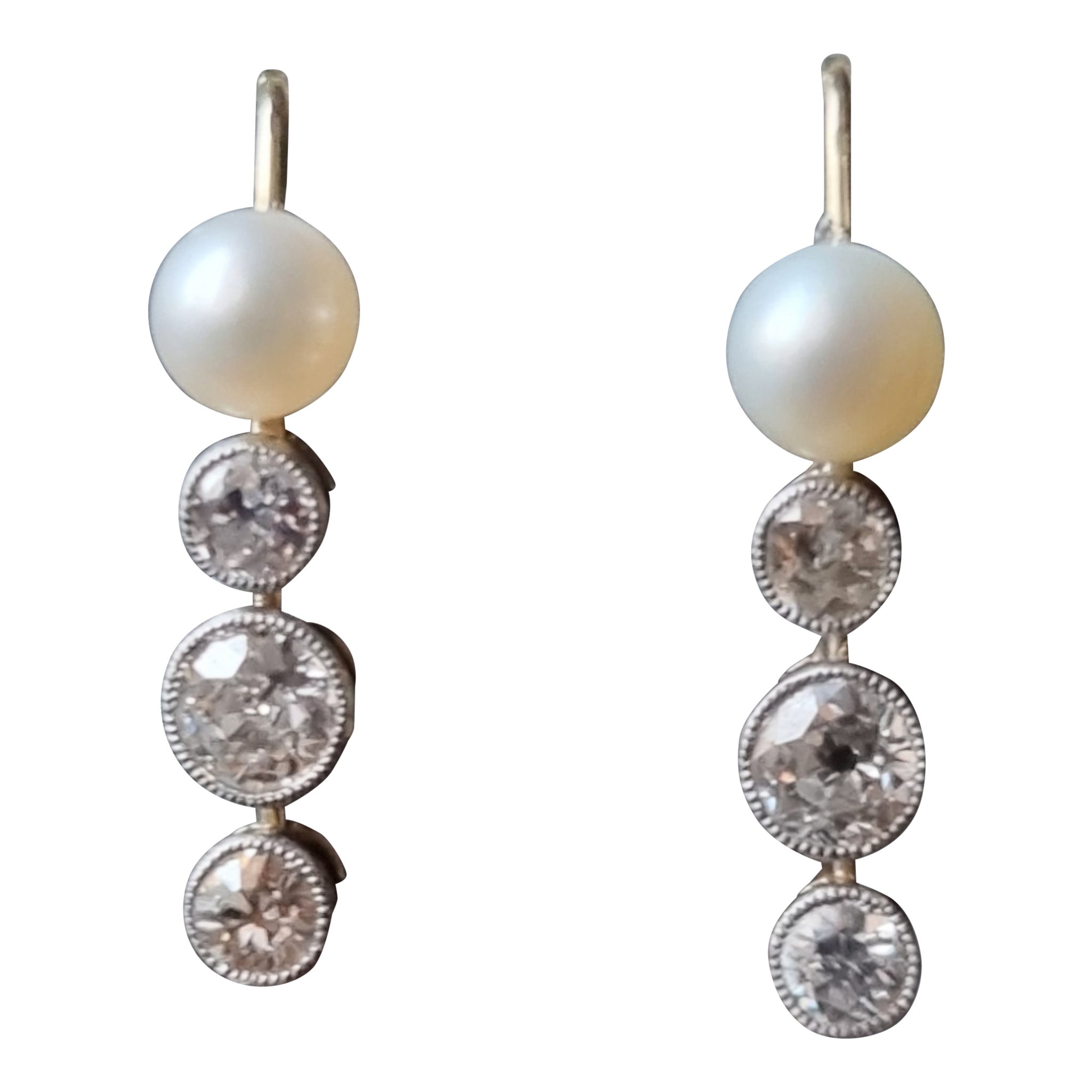 Paire de boucles d'oreilles pendantes antiques de la fin du 19e siècle en perles et diamants