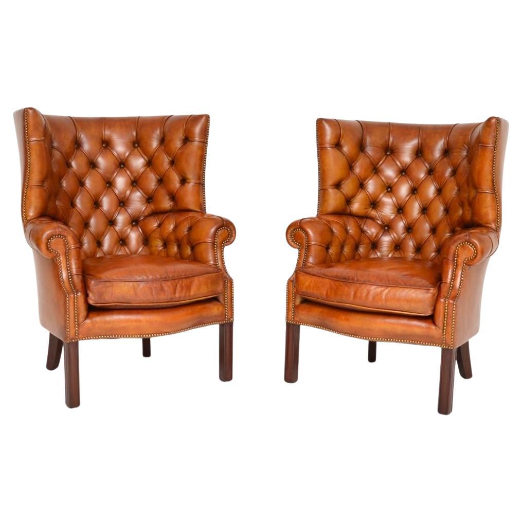 Paar antike Ohrensessel aus Leder mit Fassrückenlehne und Flügeln