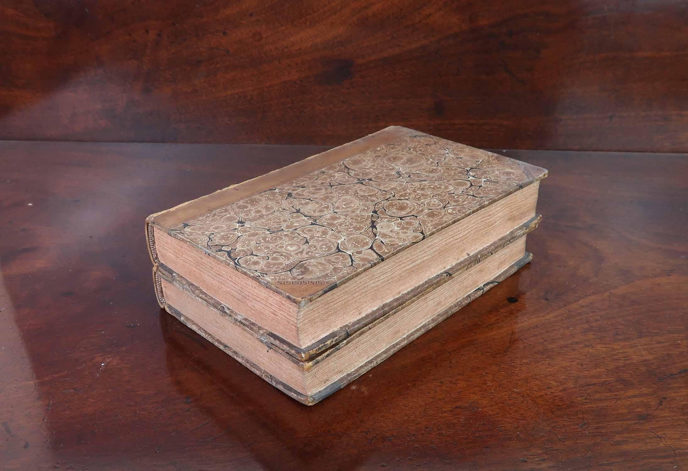 Autre Paire de livres anciens reliés en cuir pour la décoration. Daté de 1818 en vente