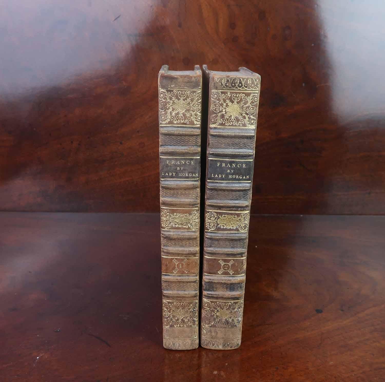 Paire de livres anciens reliés en cuir pour la décoration. Daté de 1818 Bon état - En vente à St Annes, Lancashire