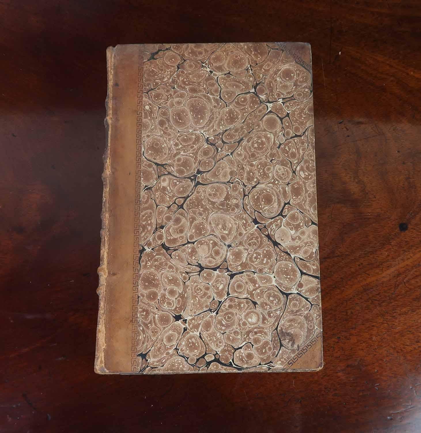 Début du XIXe siècle Paire de livres anciens reliés en cuir pour la décoration. Daté de 1818 en vente