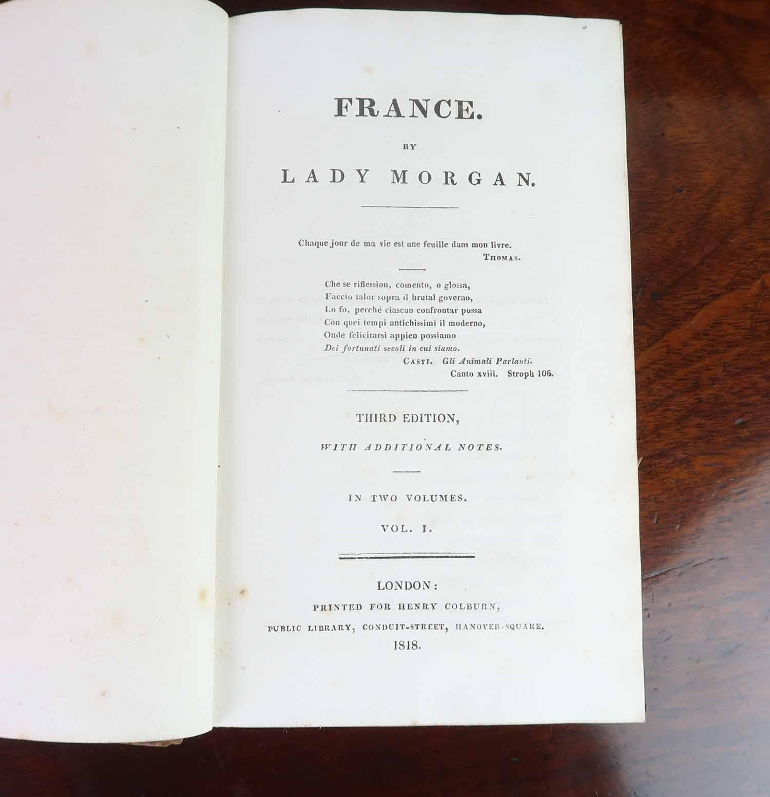 Papier Paire de livres anciens reliés en cuir pour la décoration. Daté de 1818 en vente