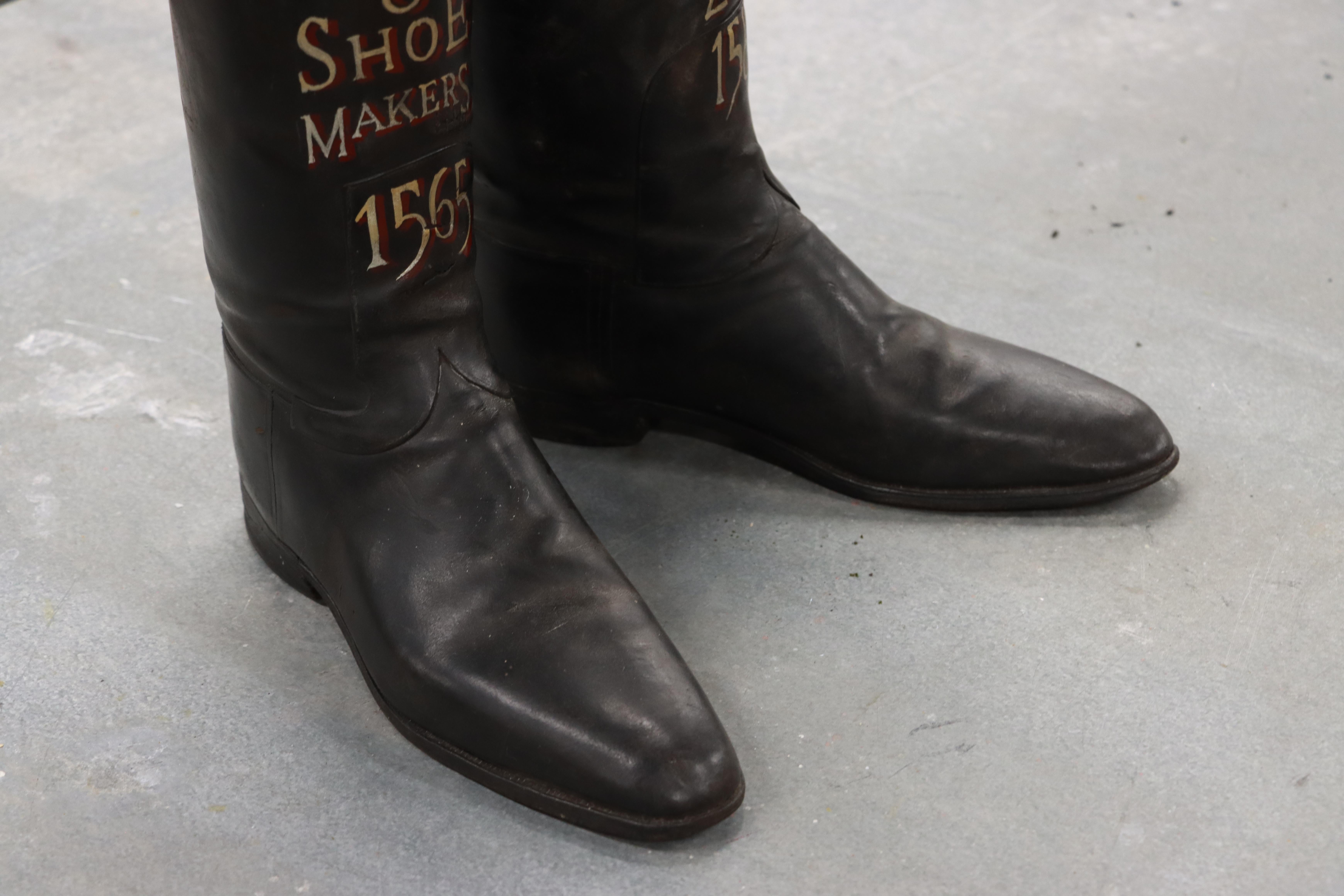 Paire de bottes d'équitation en cuir anciennes en vente 1