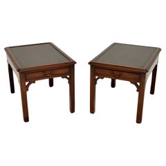 Paire de tables d'appoint anciennes en cuir