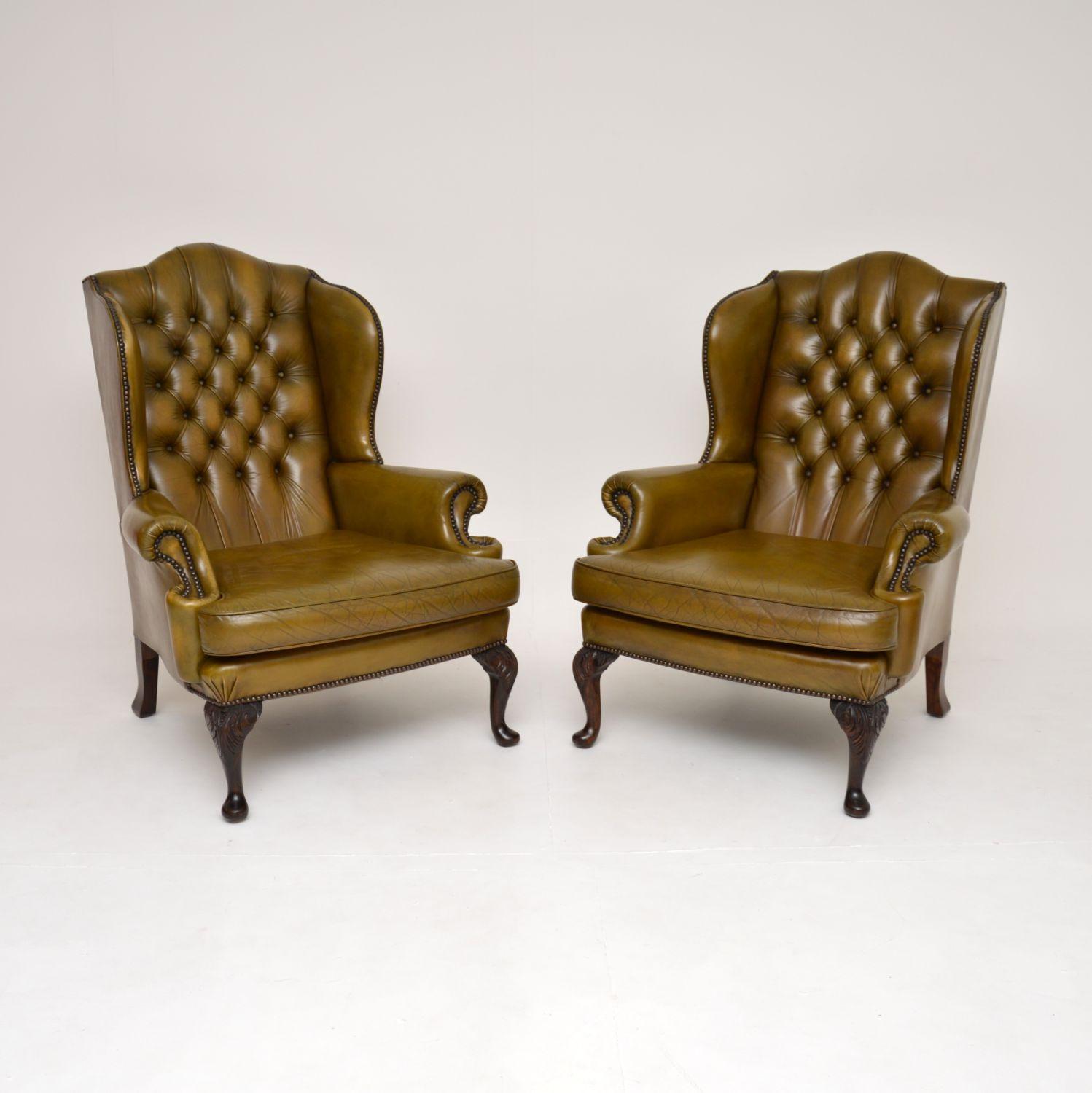 Une fantastique paire de fauteuils anciens en cuir vert à dossier en forme d'aile. Fabriqués en Angleterre, ils datent des années 1930.

La qualité est superbe et ils sont extrêmement confortables pour se détendre. Le cuir vert a une couleur et une