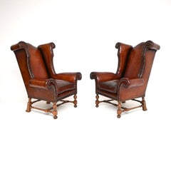 Paar antike Ledersessel mit Flügelrücken