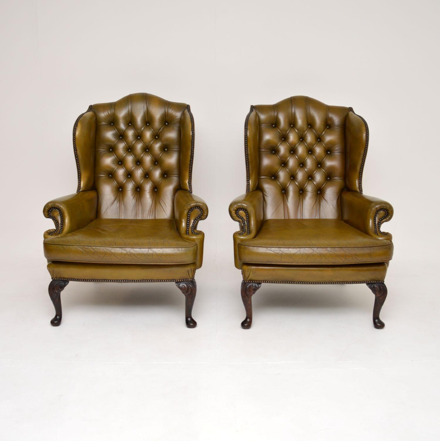 Georgien Paire de fauteuils anciens en cuir à dossier papillon en vente
