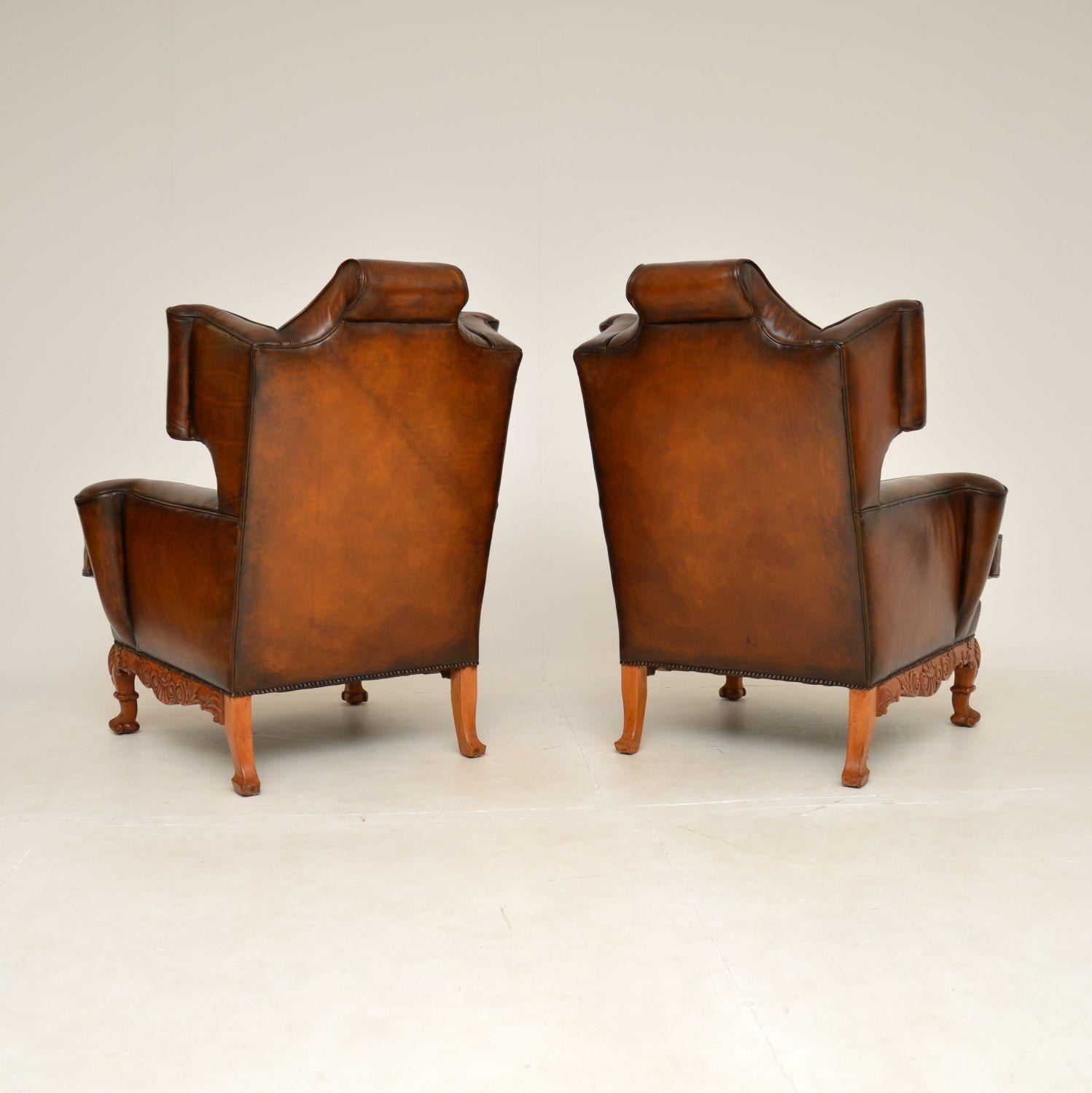 Britannique Paire de fauteuils anciens en cuir à dossier papillon en vente