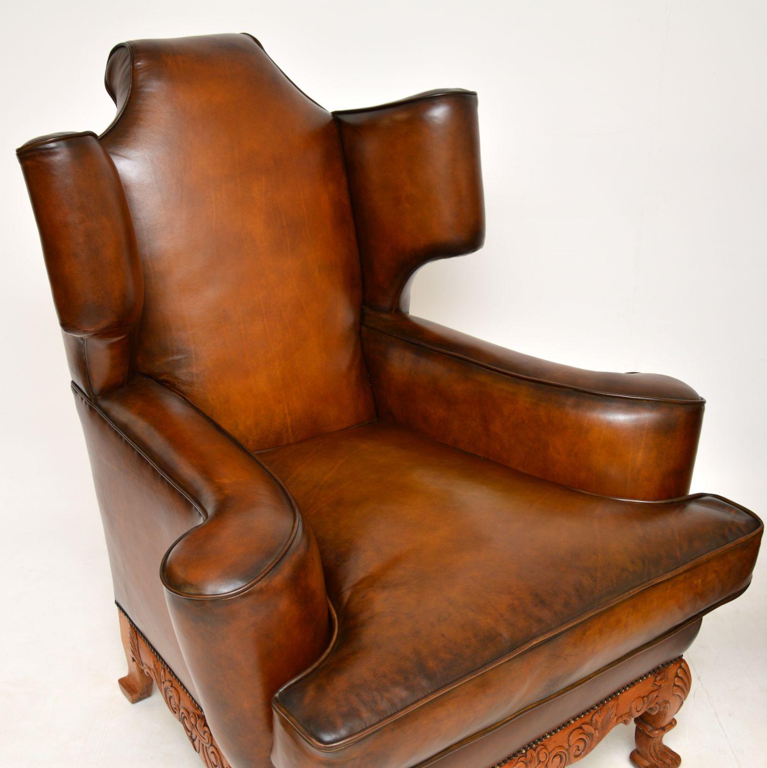 Paire de fauteuils anciens en cuir à dossier papillon Bon état - En vente à London, GB
