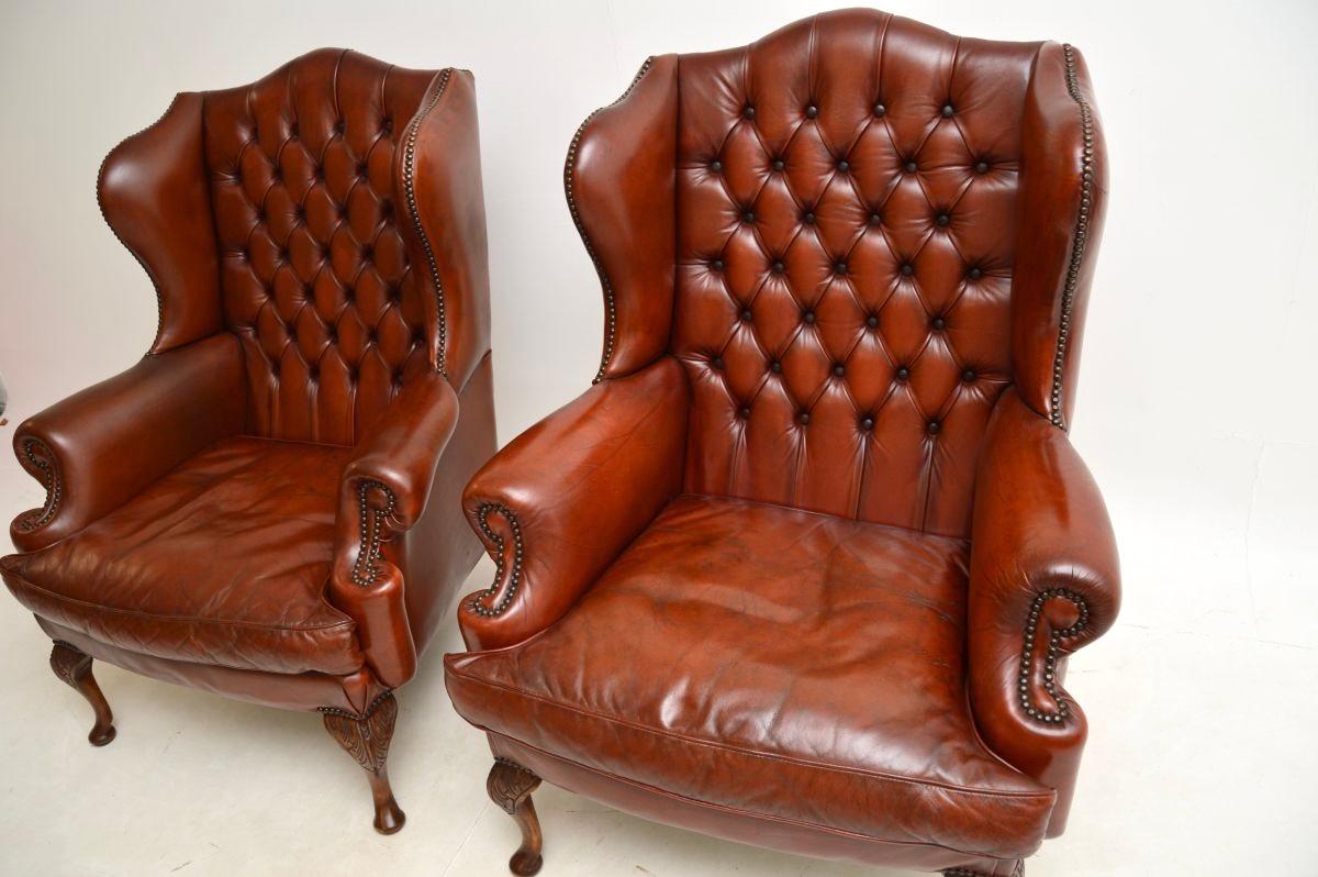 Milieu du XXe siècle Paire de fauteuils anciens en cuir à dossier papillon en vente