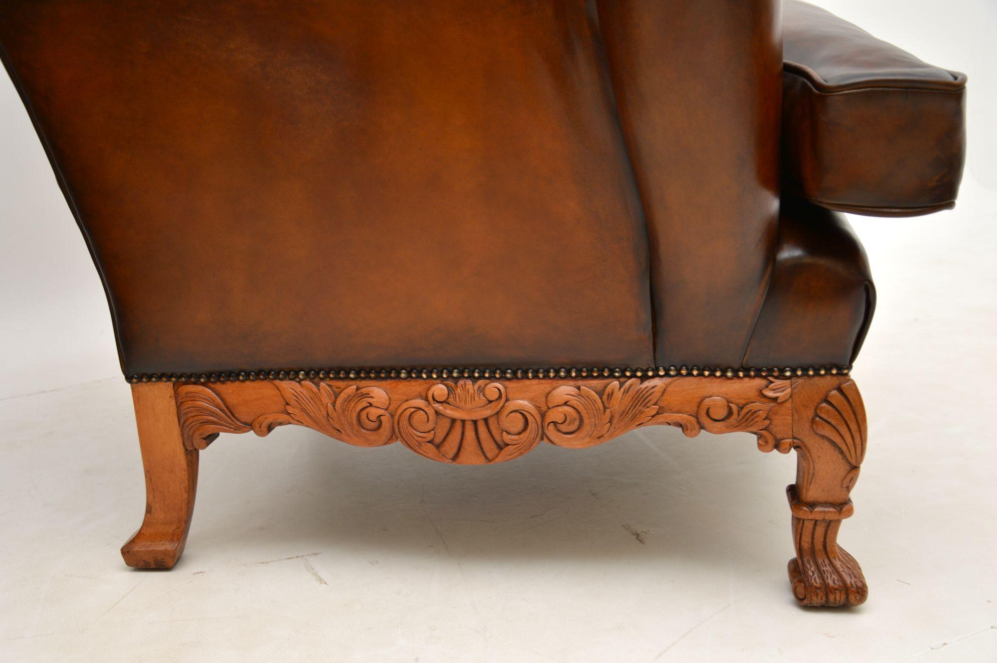 Cuir Paire de fauteuils anciens en cuir à dossier papillon en vente