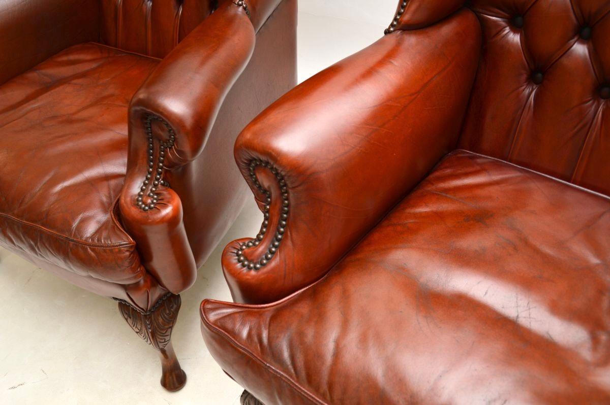 Paire de fauteuils anciens en cuir à dossier papillon en vente 1