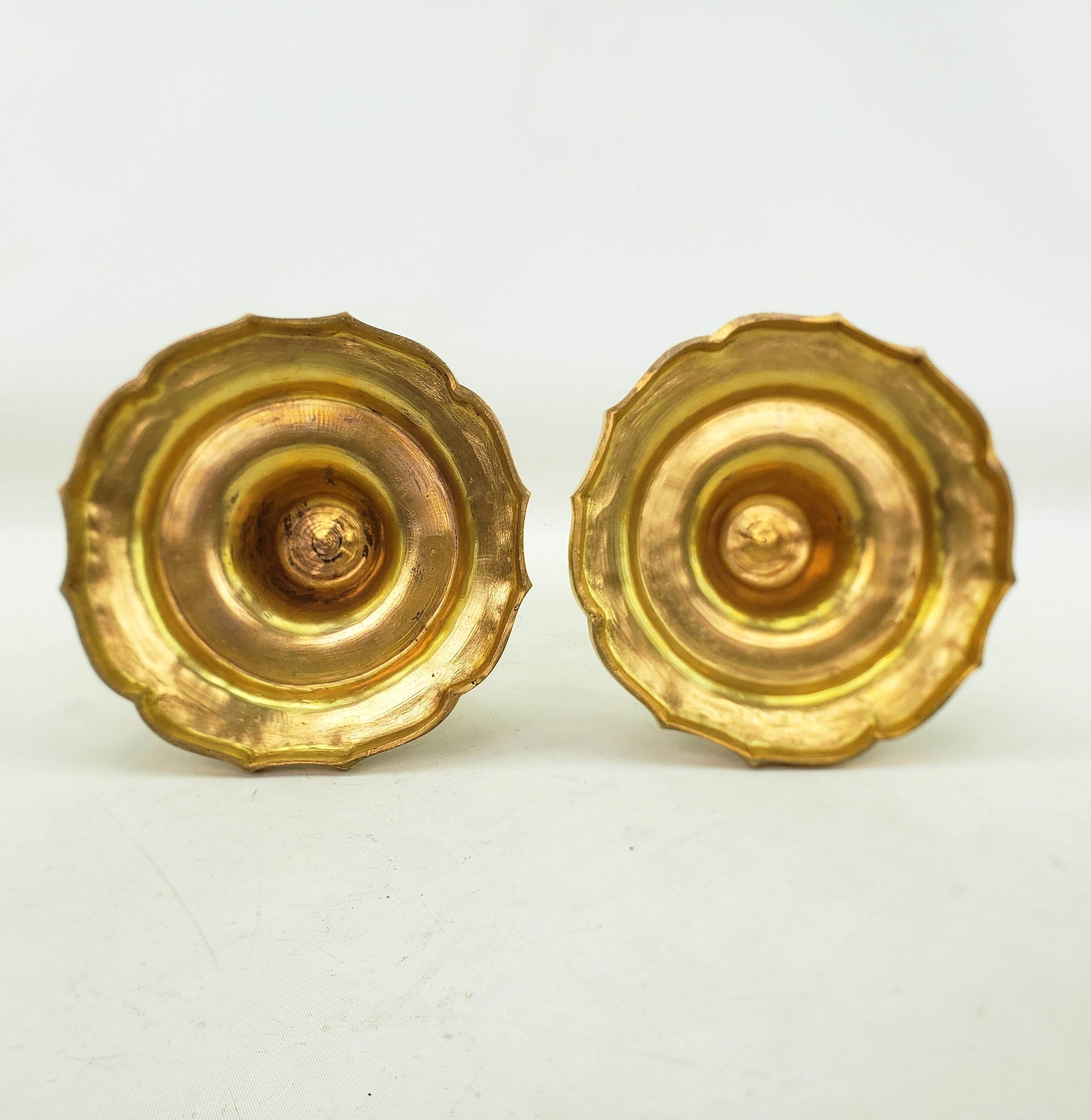 Paire de bougeoirs anciens de style Louis XIV en bronze doré avec fleurs stylisées en vente 1