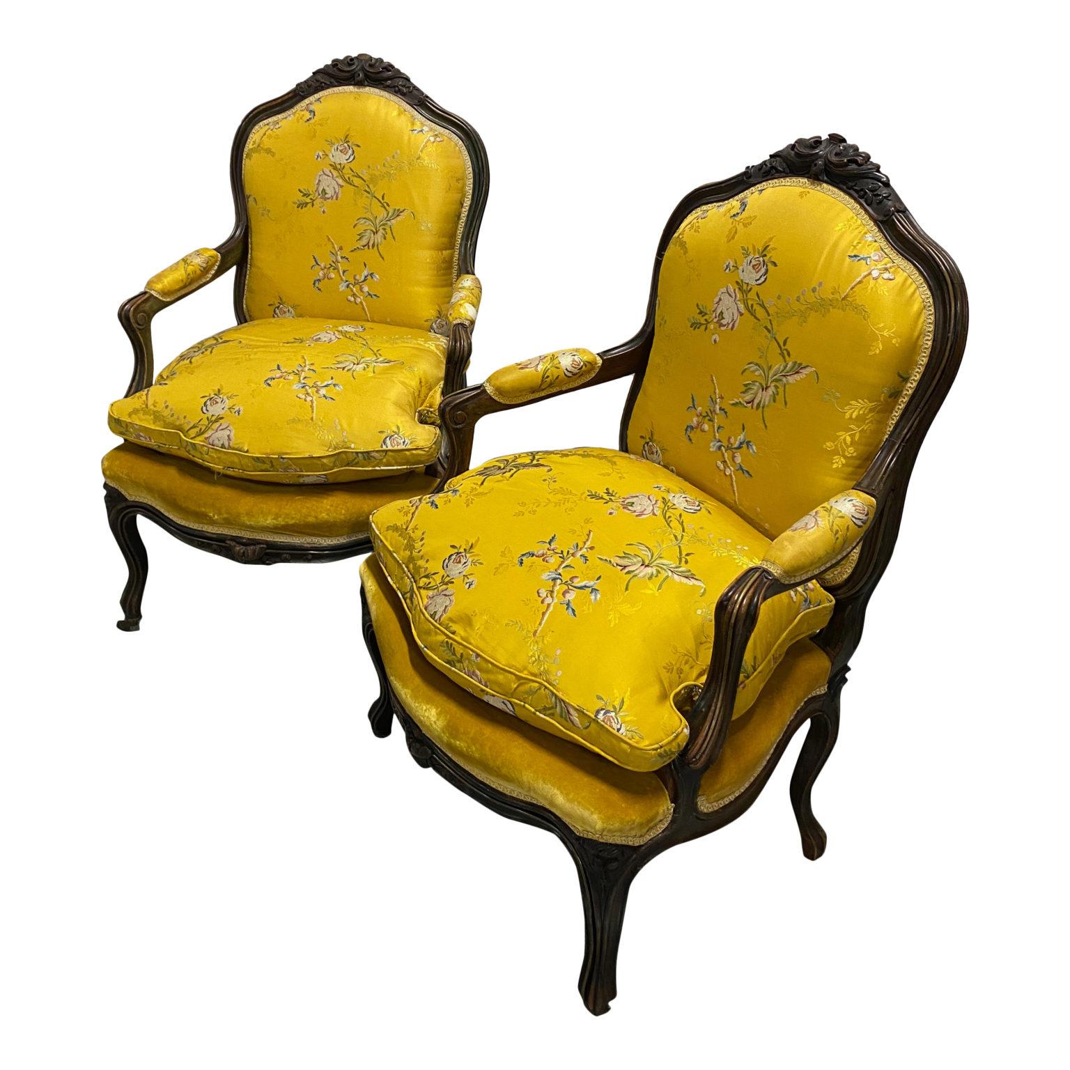 Paar antike Louis XV Bergere Stühle gepolstert in Seiden Scalamandré Stoff im Zustand „Gut“ im Angebot in Sag Harbor, NY
