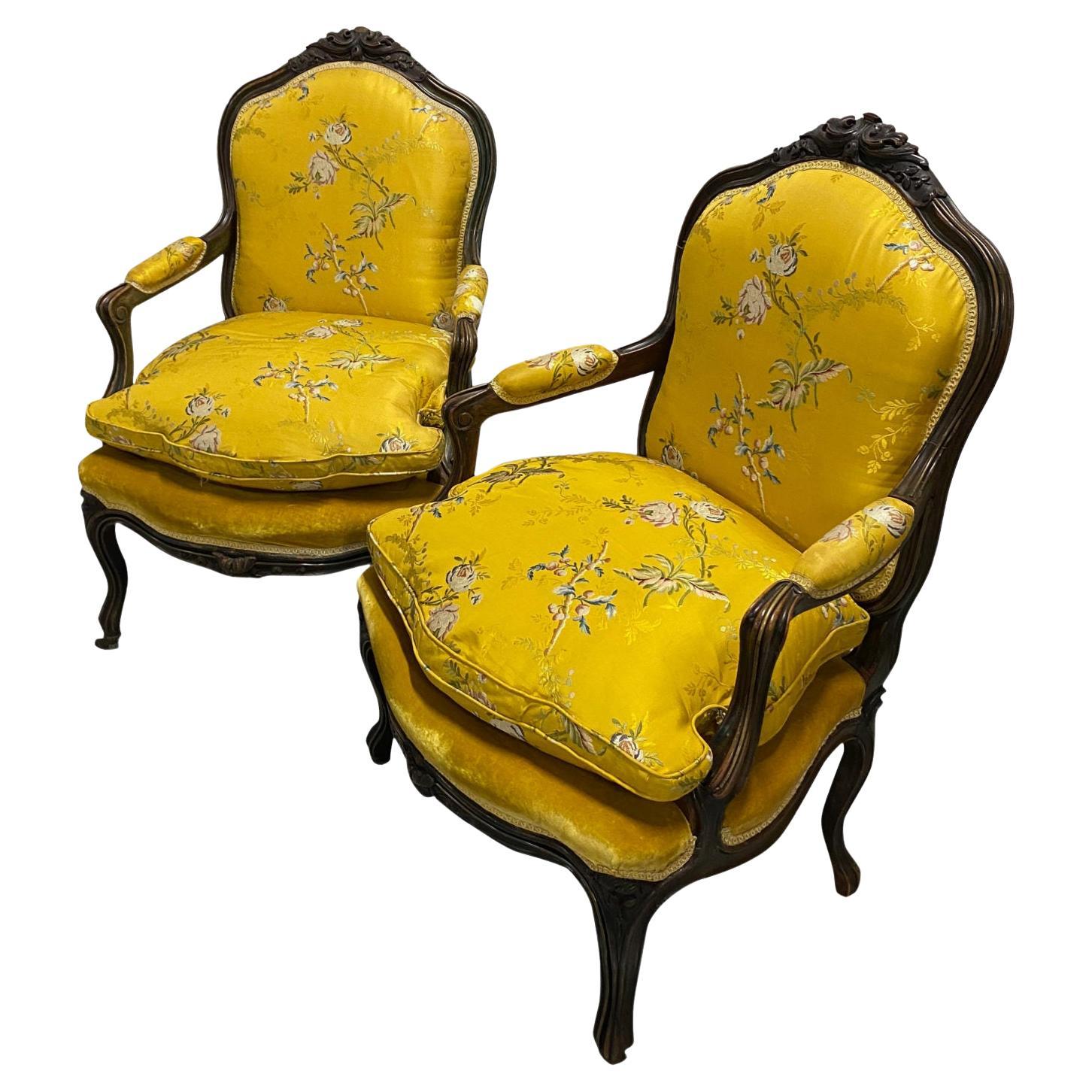 Paar antike Louis XV Bergere Stühle gepolstert in Seiden Scalamandré Stoff im Angebot