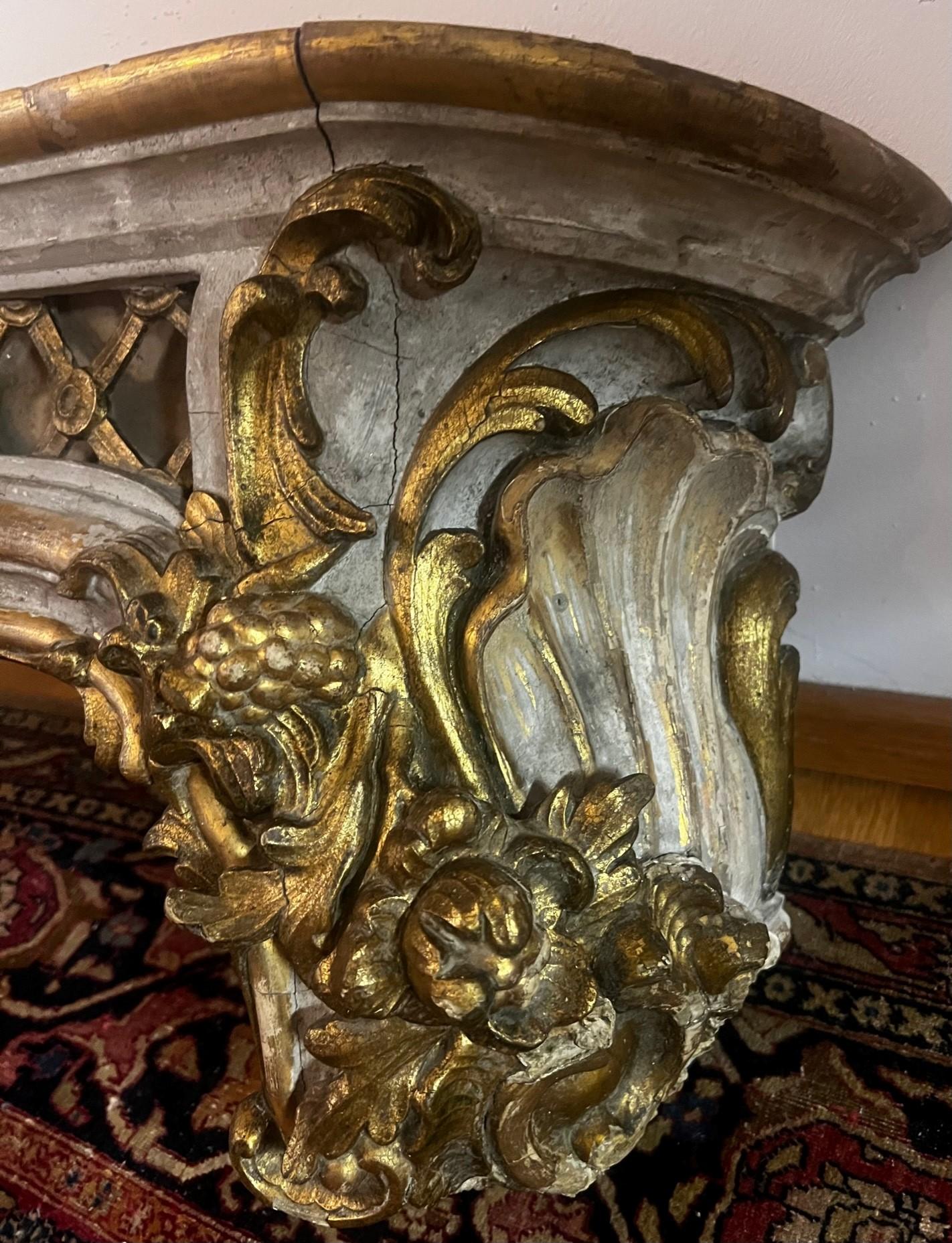 Paar antike Louis XV geschnitzte goldvergoldete Volants/ Pelmets (Barock) im Angebot