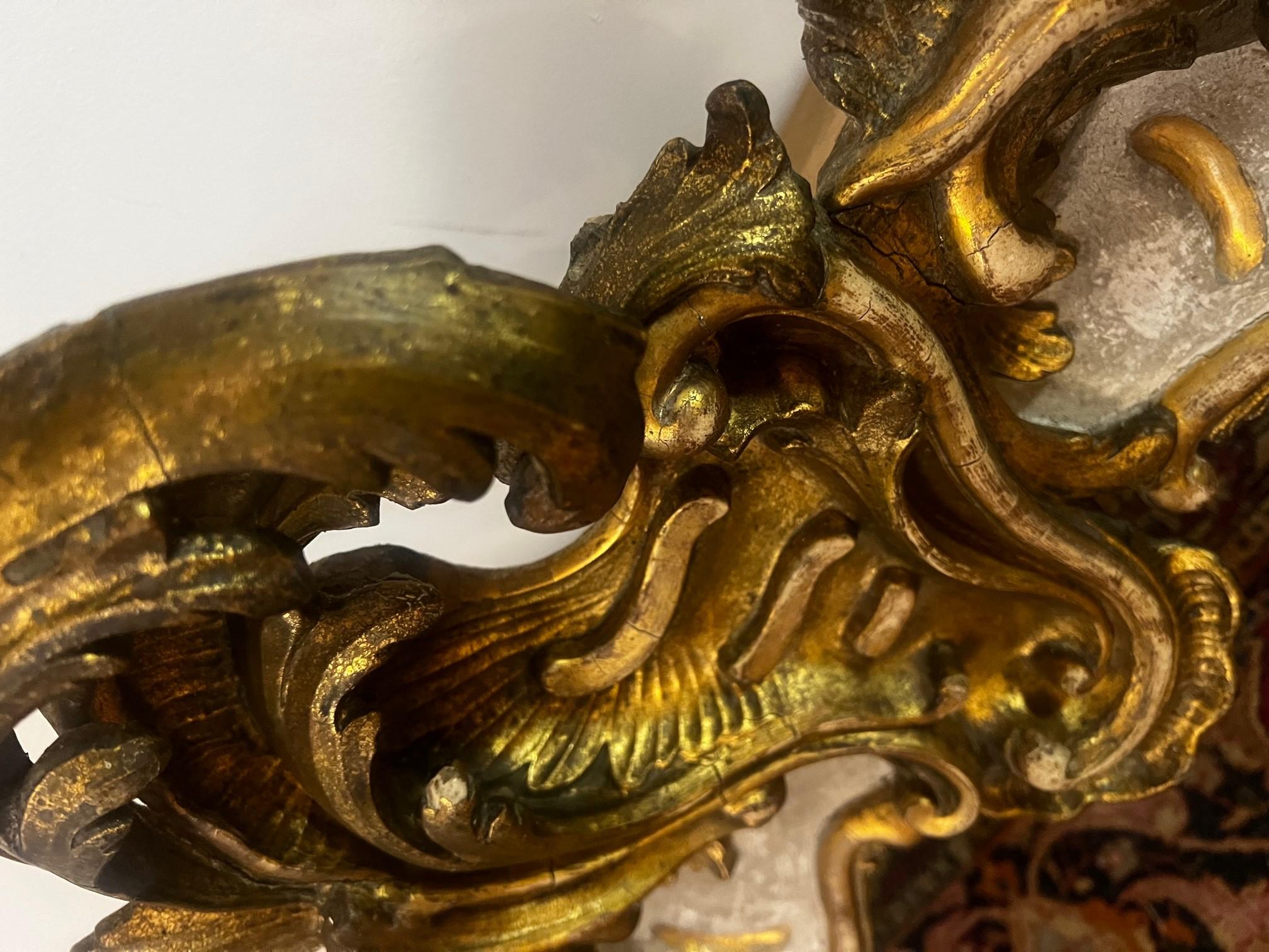Paar antike Louis XV geschnitzte goldvergoldete Volants/ Pelmets (Geschnitzt) im Angebot