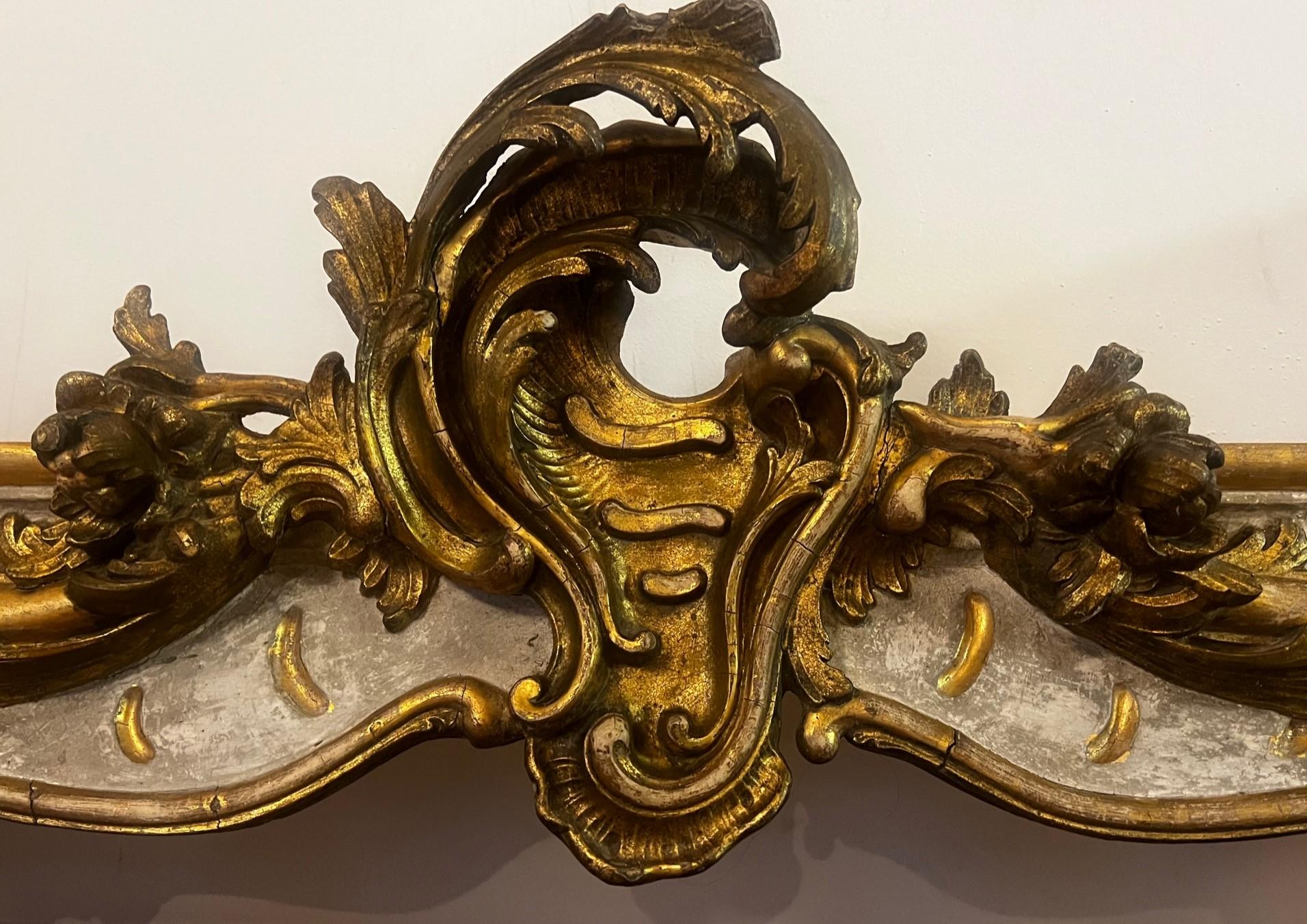 Paar antike Louis XV geschnitzte goldvergoldete Volants/ Pelmets im Zustand „Gut“ im Angebot in Doha, QA