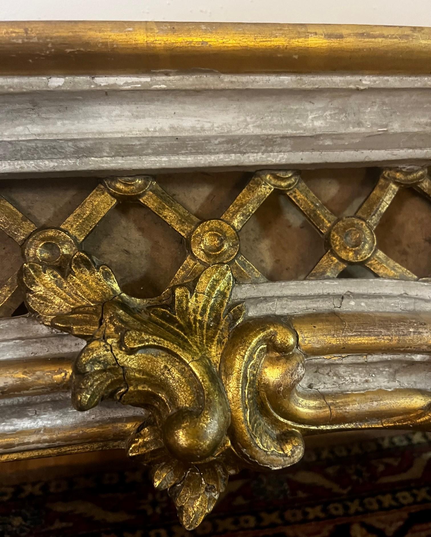 Paar antike Louis XV geschnitzte goldvergoldete Volants/ Pelmets (Gold) im Angebot