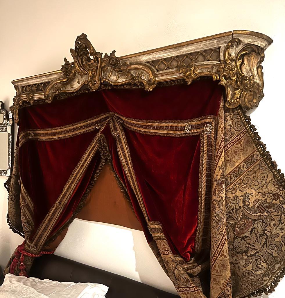 Paar antike Louis XV geschnitzte goldvergoldete Volants/ Pelmets im Angebot 1