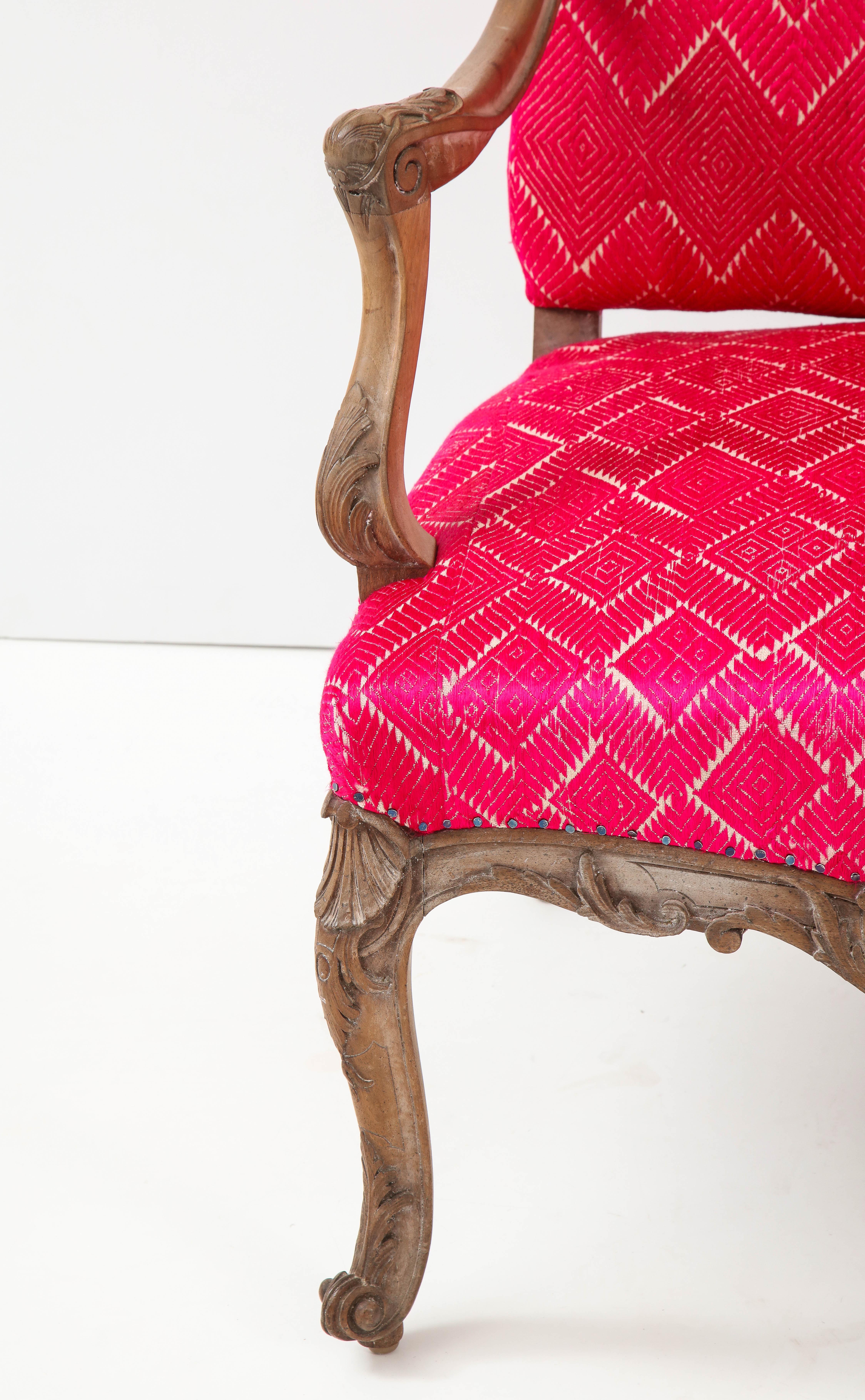 Diese antiken französischen Louis-XV-Stühle stammen aus der Zeit um 1860. Sie sind für die damalige Zeit sehr großzügig bemessen. Füllung aus Rosshaar auf der Rückseite. Neu gepolstert mit antiken indischen Textilien. Einzelverkauf.