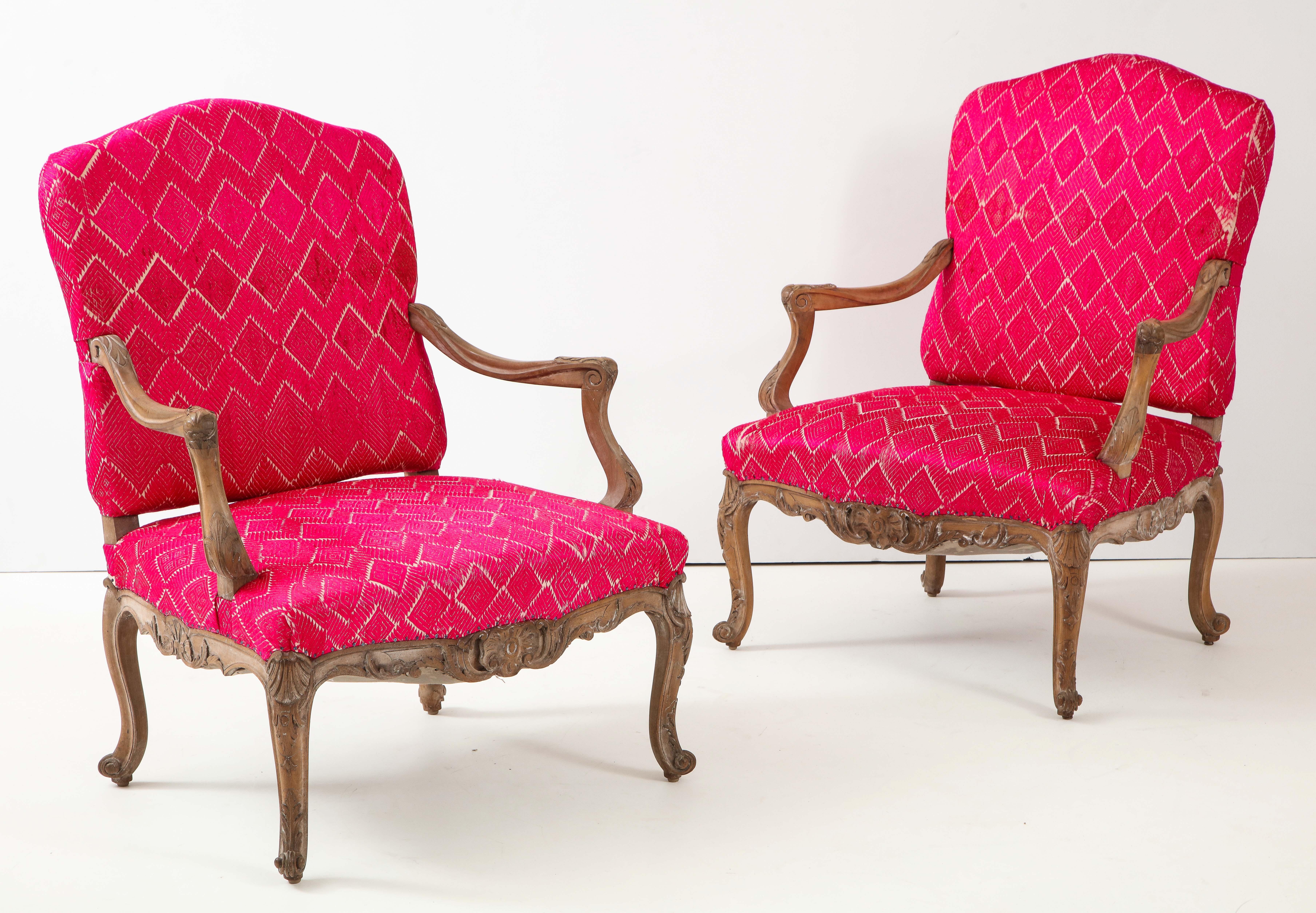 Paire de chaises anciennes Louis XV Bon état - En vente à South Salem, NY