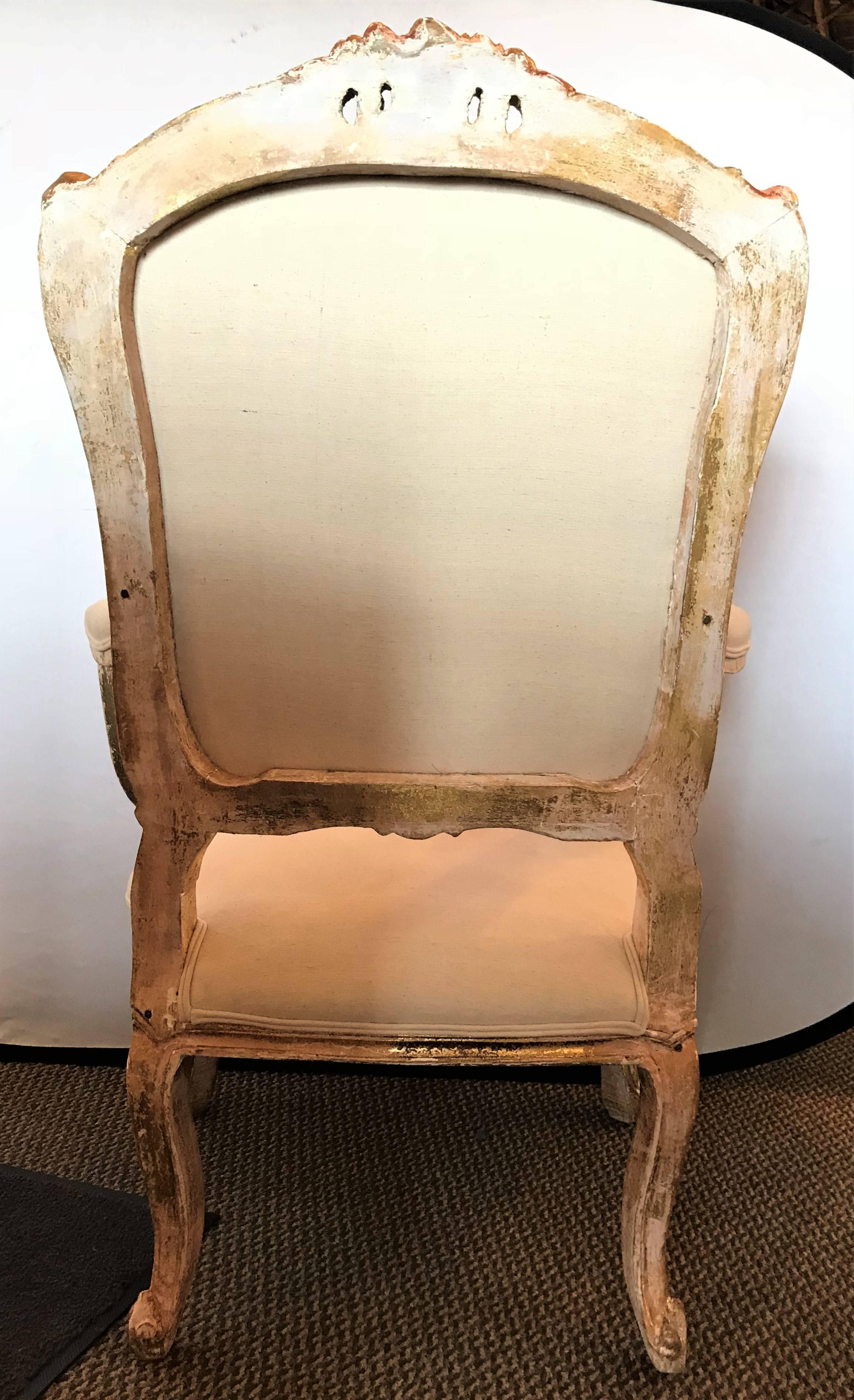 Paire d'anciens fauteuils de style Louis XV dans des cadres peints et dégradés en vente 4