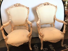 Zwei antike Sessel im Louis-XV-Stil mit lackierten:: beschädigten Rahmen