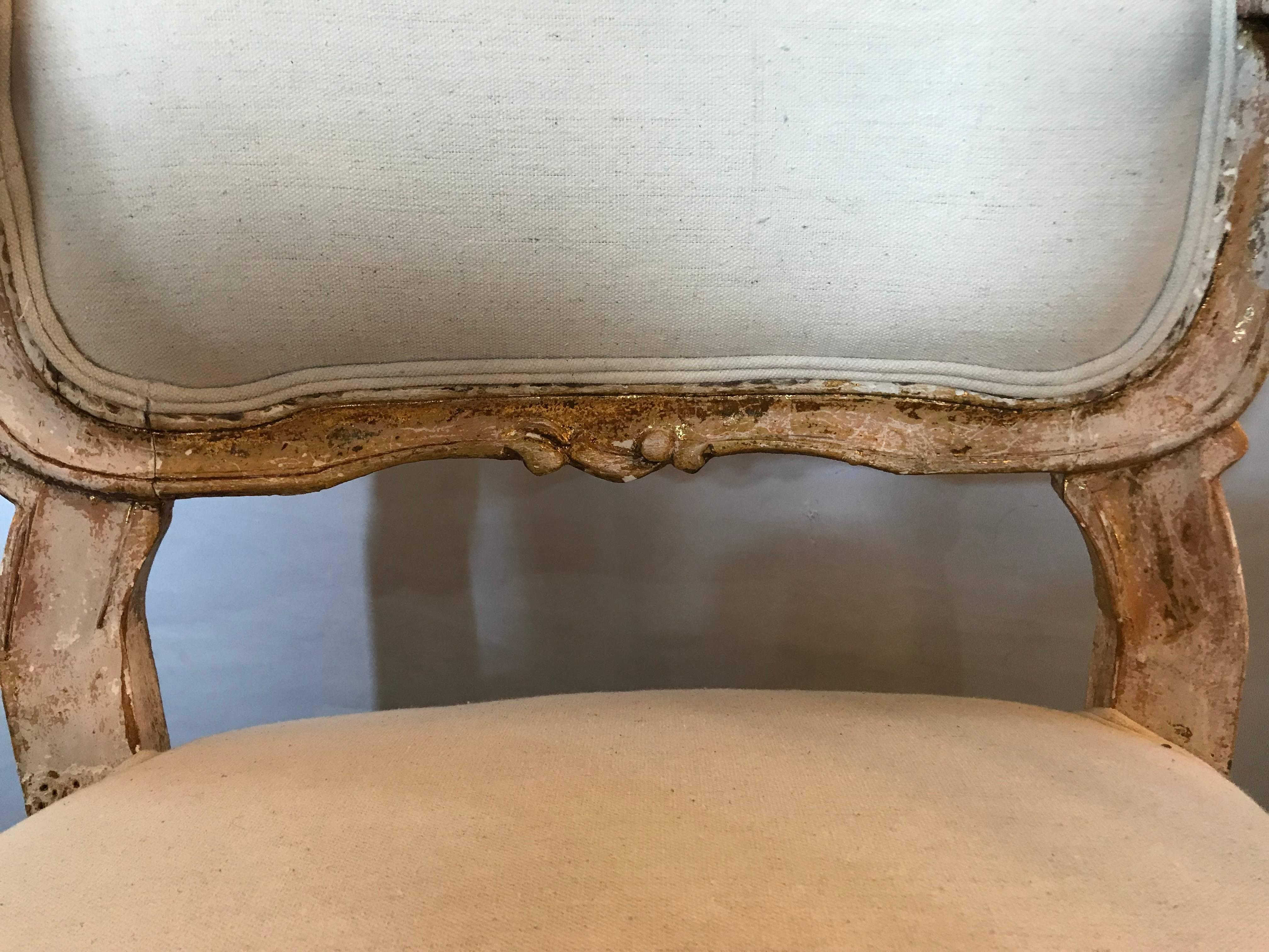 Zwei antike Sessel im Louis-XV-Stil mit lackierten:: beschädigten Rahmen im Angebot 2