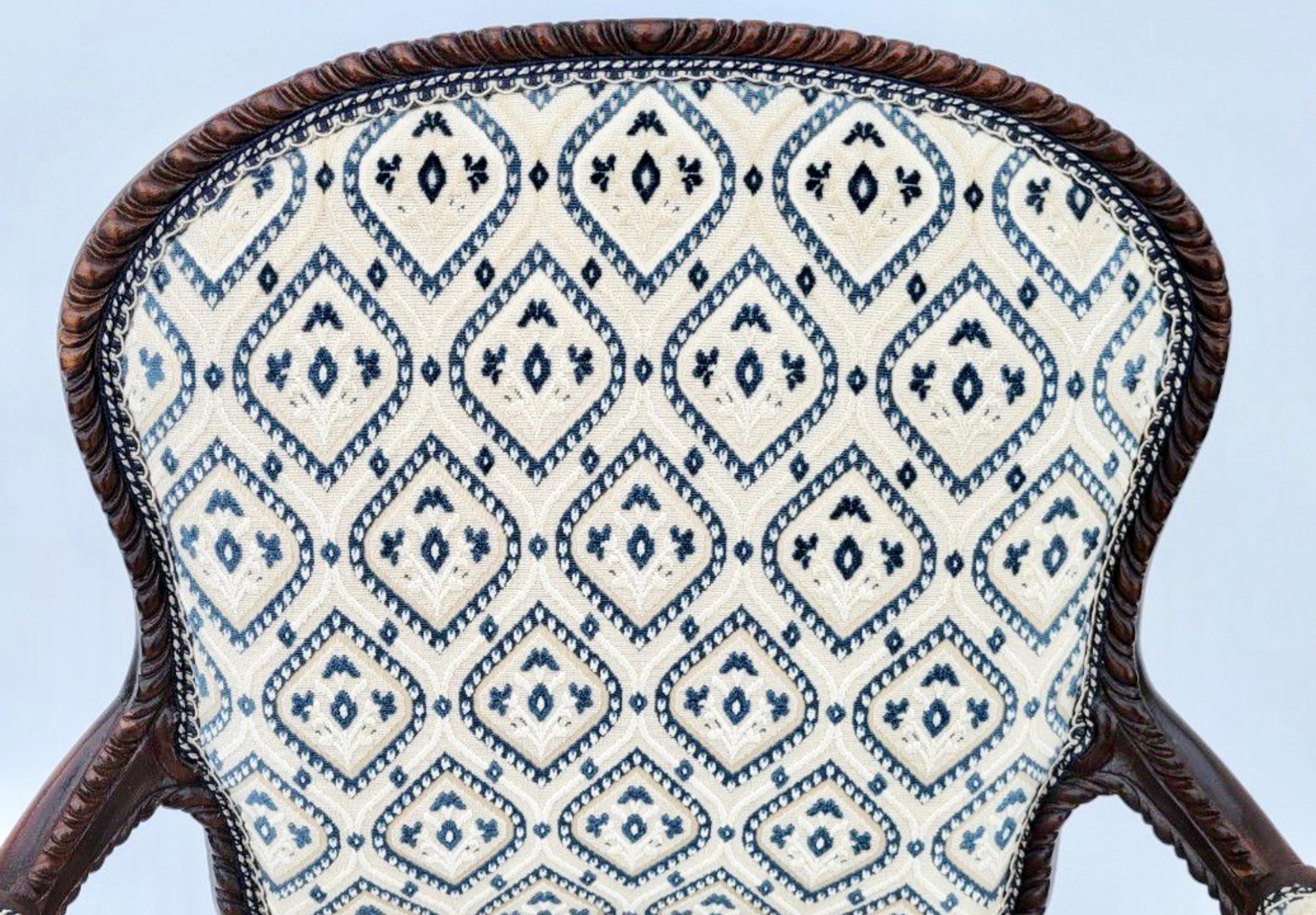 Acajou Paire de fauteuils sculptés de style Louis XV en vente