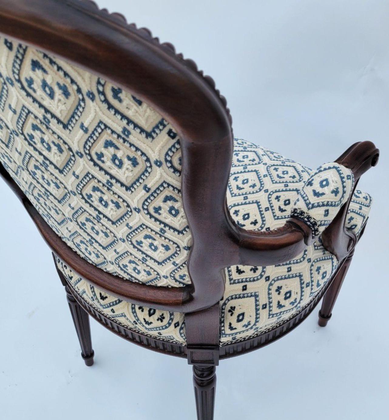 Paire de fauteuils sculptés de style Louis XV en vente 1