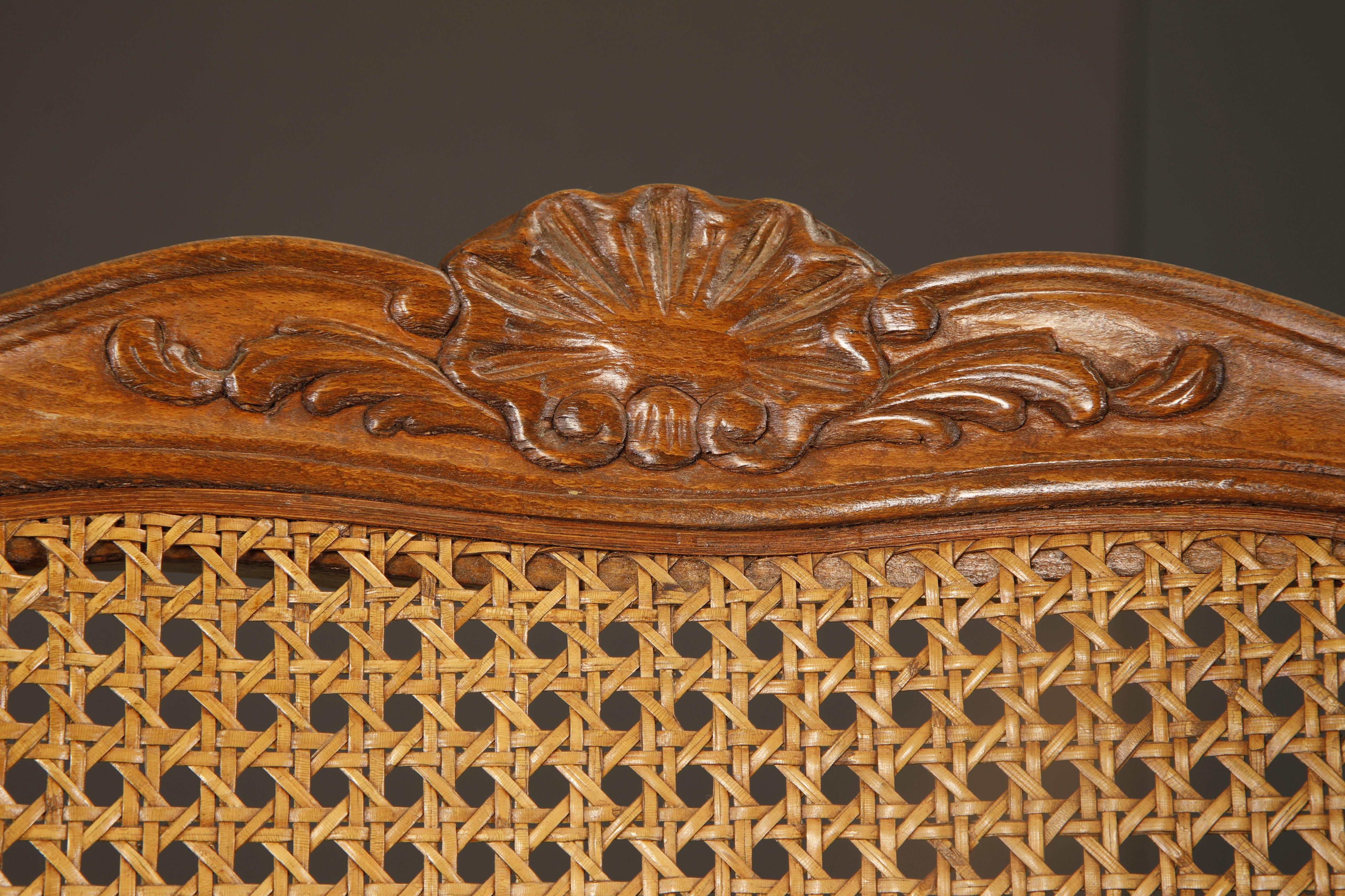 Coppia di antiche sedie laterali in legno di noce in stile Louis XV, Francia, XIX secolo in vendita 6