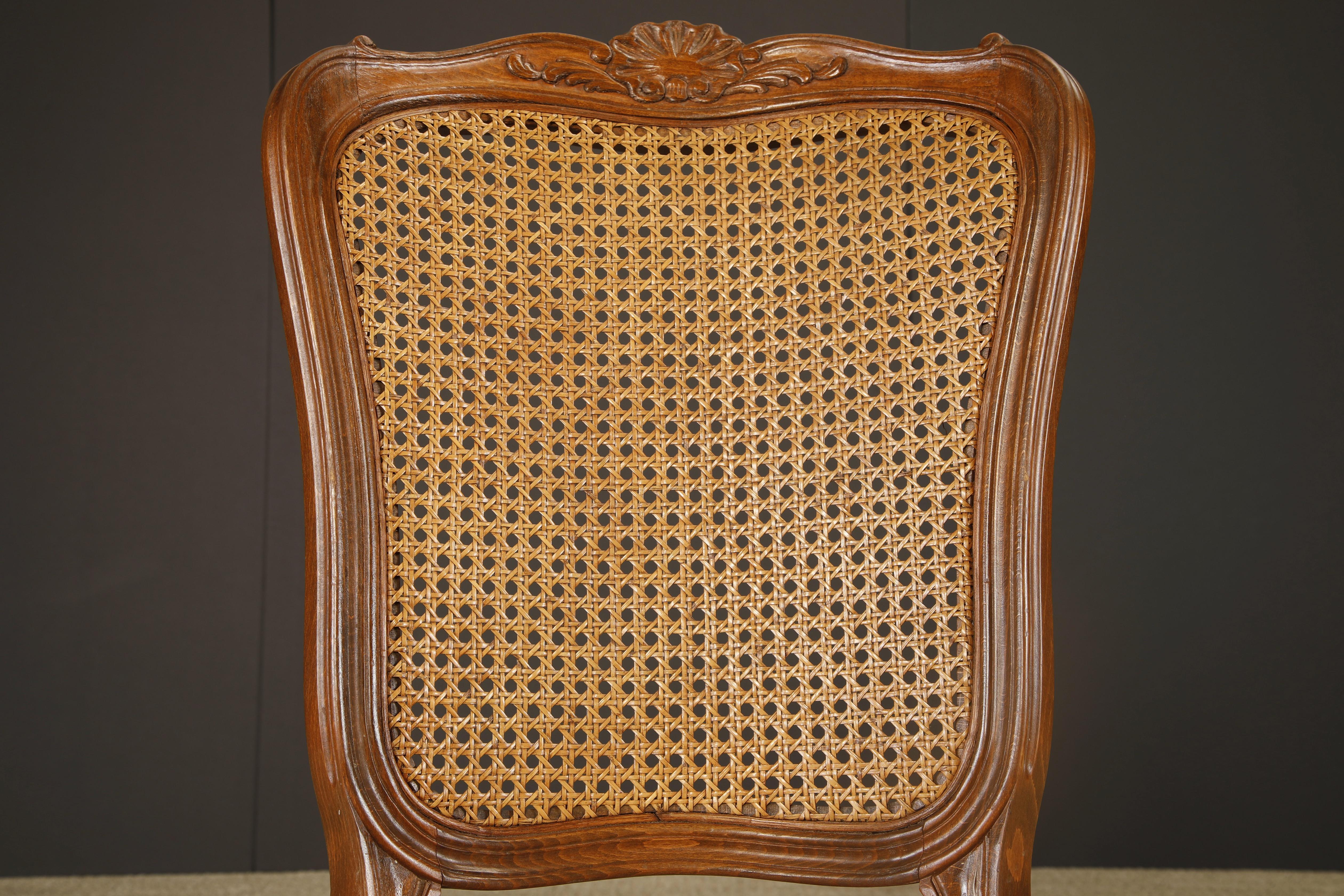 Coppia di antiche sedie laterali in legno di noce in stile Louis XV, Francia, XIX secolo in vendita 7